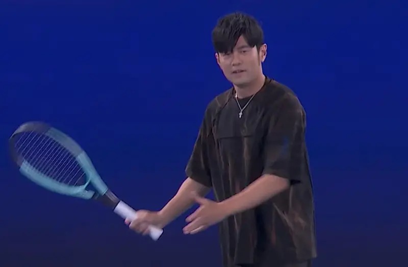 周杰倫稍早首輪比賽，連球都沒碰到就出局。（翻攝自澳網YouTube）