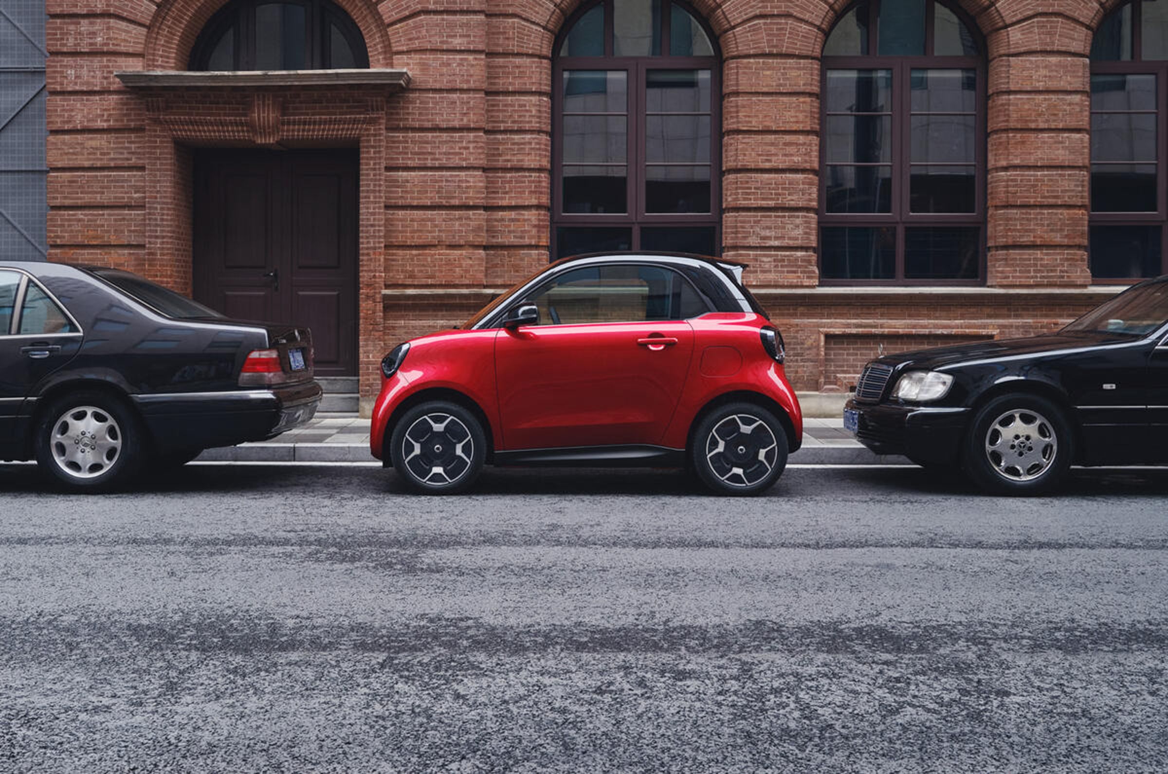 #2 將與 Renault Twingo 以及新款 Citroën 2CV 等電動車形成競爭。不過,這兩款對手都採用五人座設定,與 Smart #2 專注於雙人城市移動的產品取向有所不同。