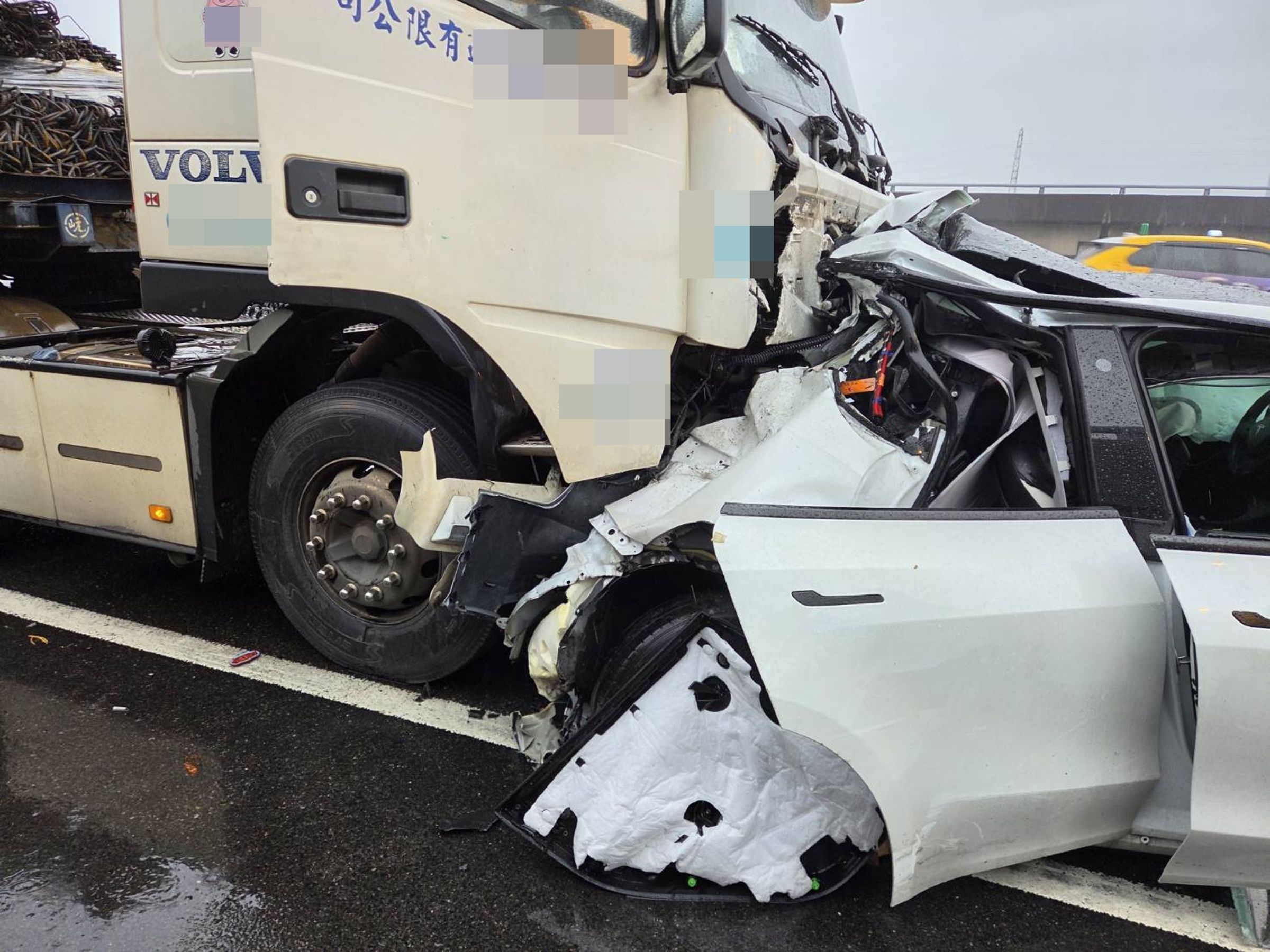 國道警方通知拖吊車前往現場,車禍地點一度造成車流回堵。。(翻攝畫面)
