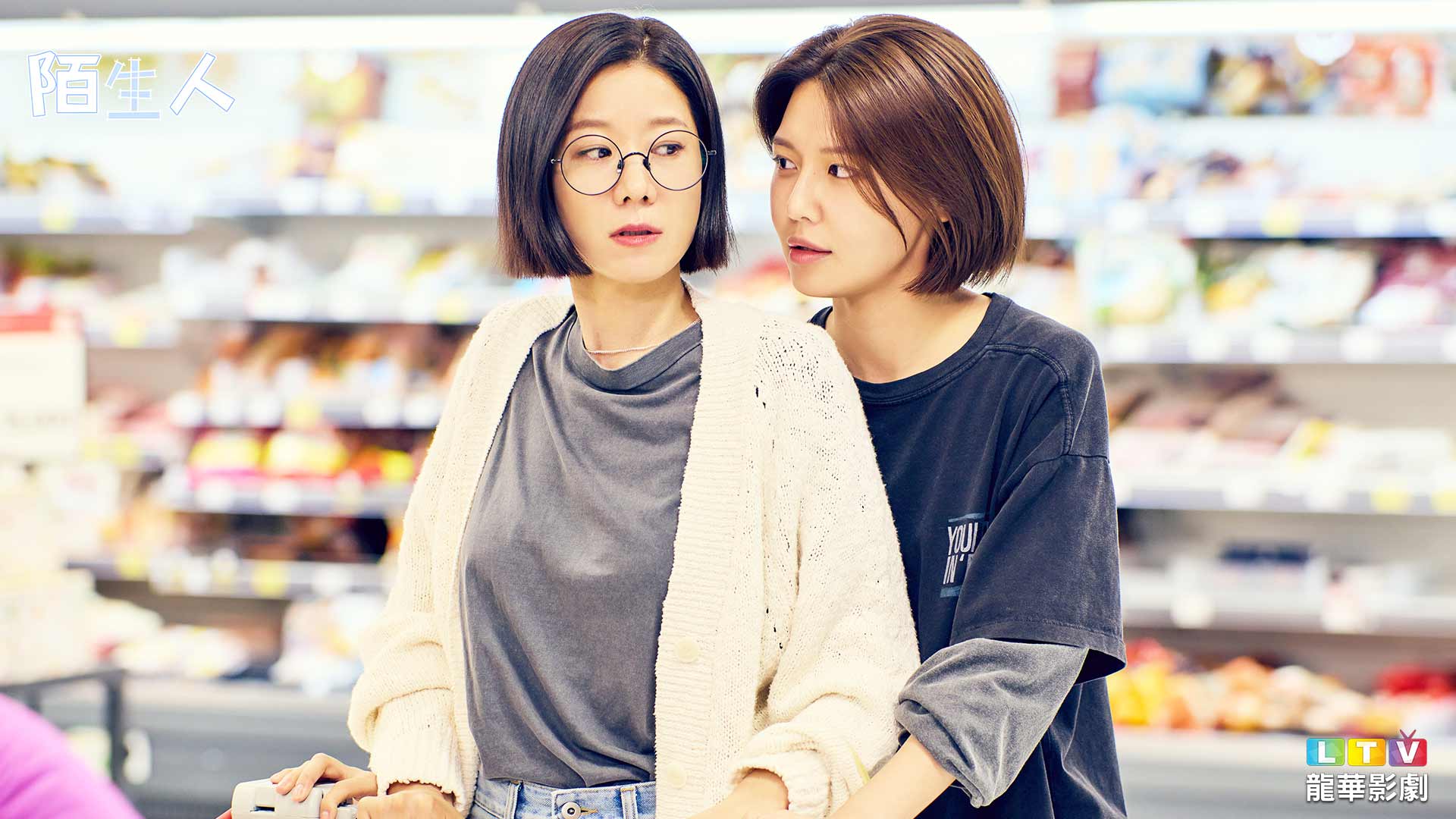 秀英與心儀偶像田慧振飾演母女，下戲經常相約小酌。（龍華電視台提供）