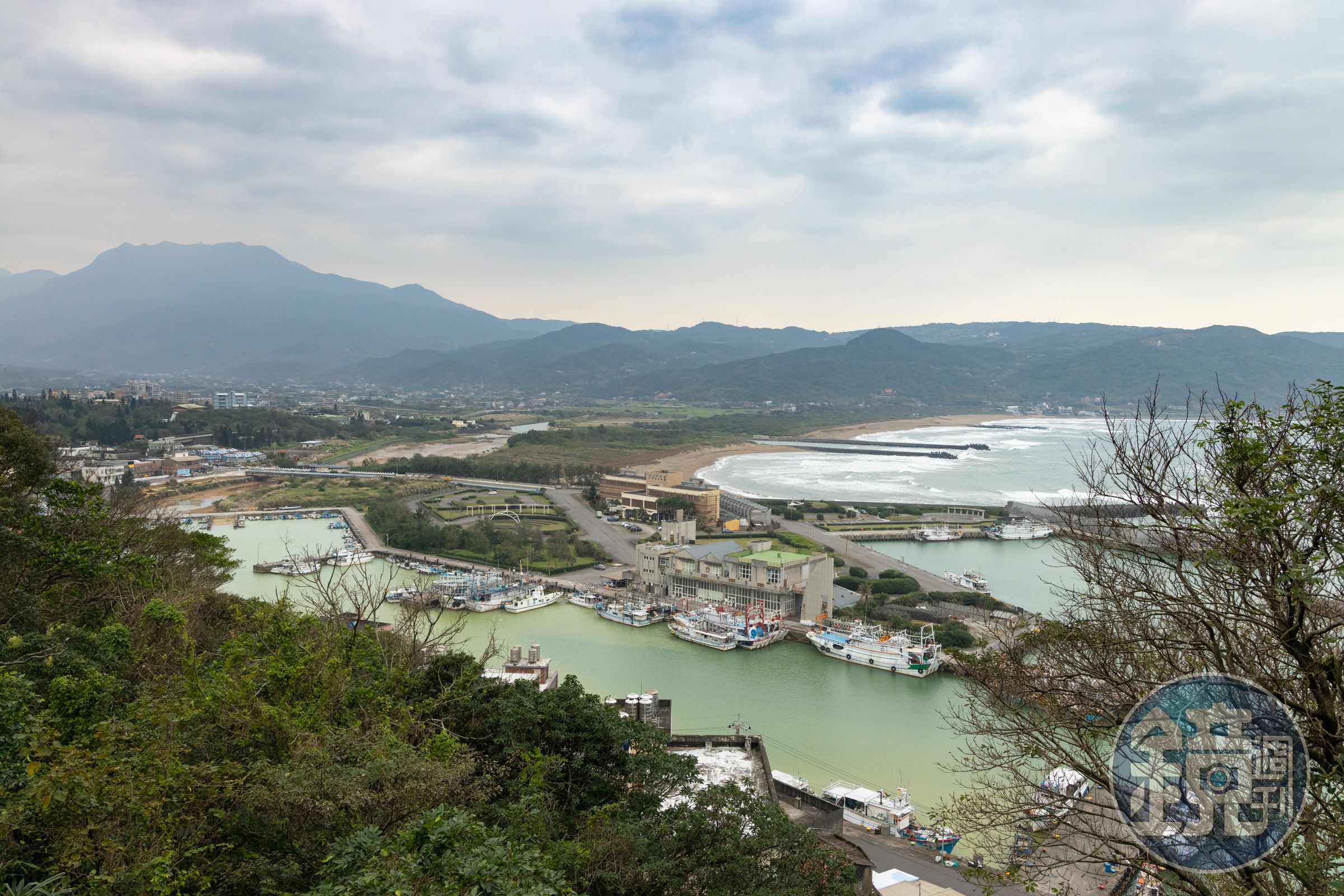 步道沿途可遠眺金山灣海灘、磺港漁港與大屯火山群景觀。