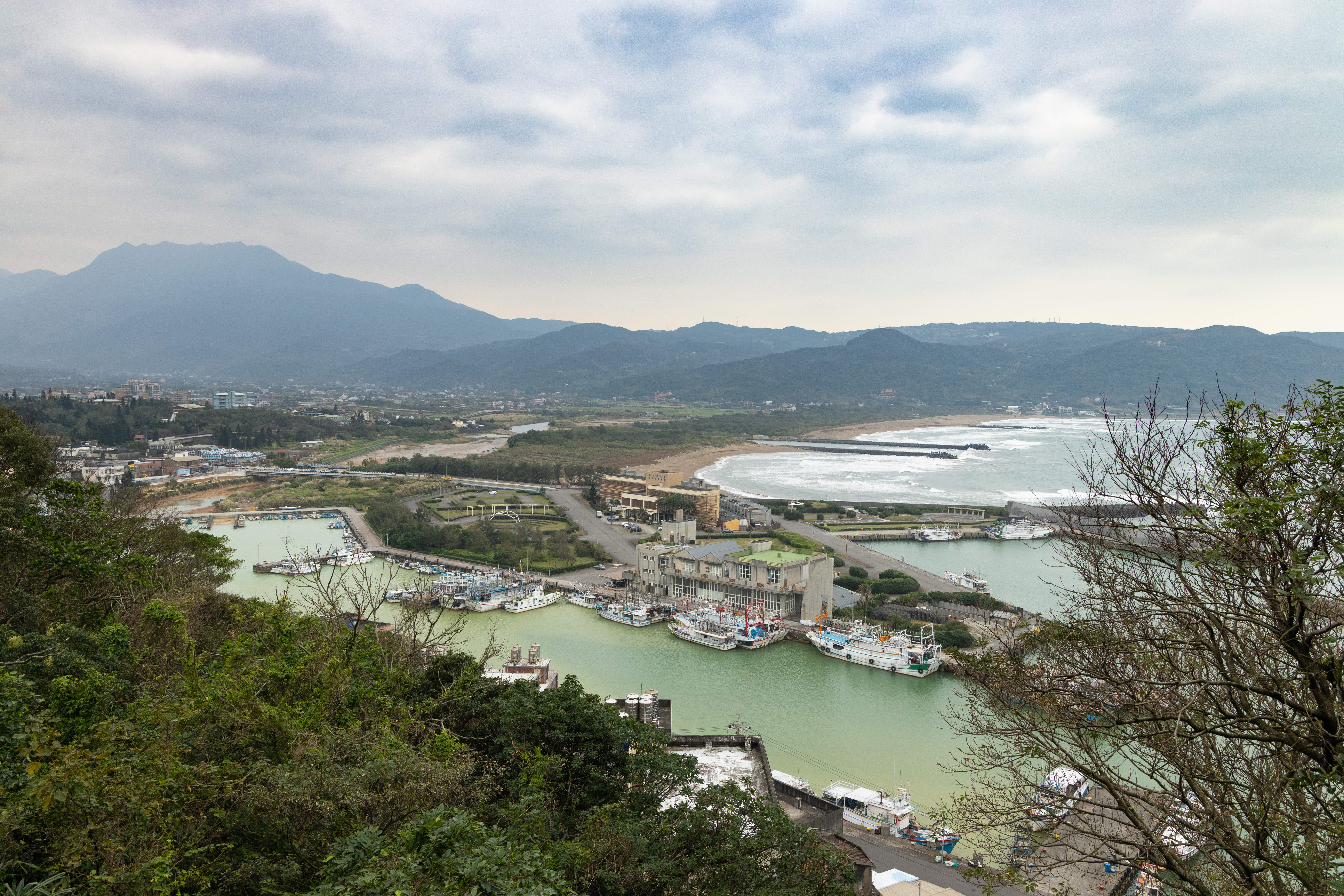 步道沿途可遠眺金山灣海灘、磺港漁港與大屯火山群景觀。