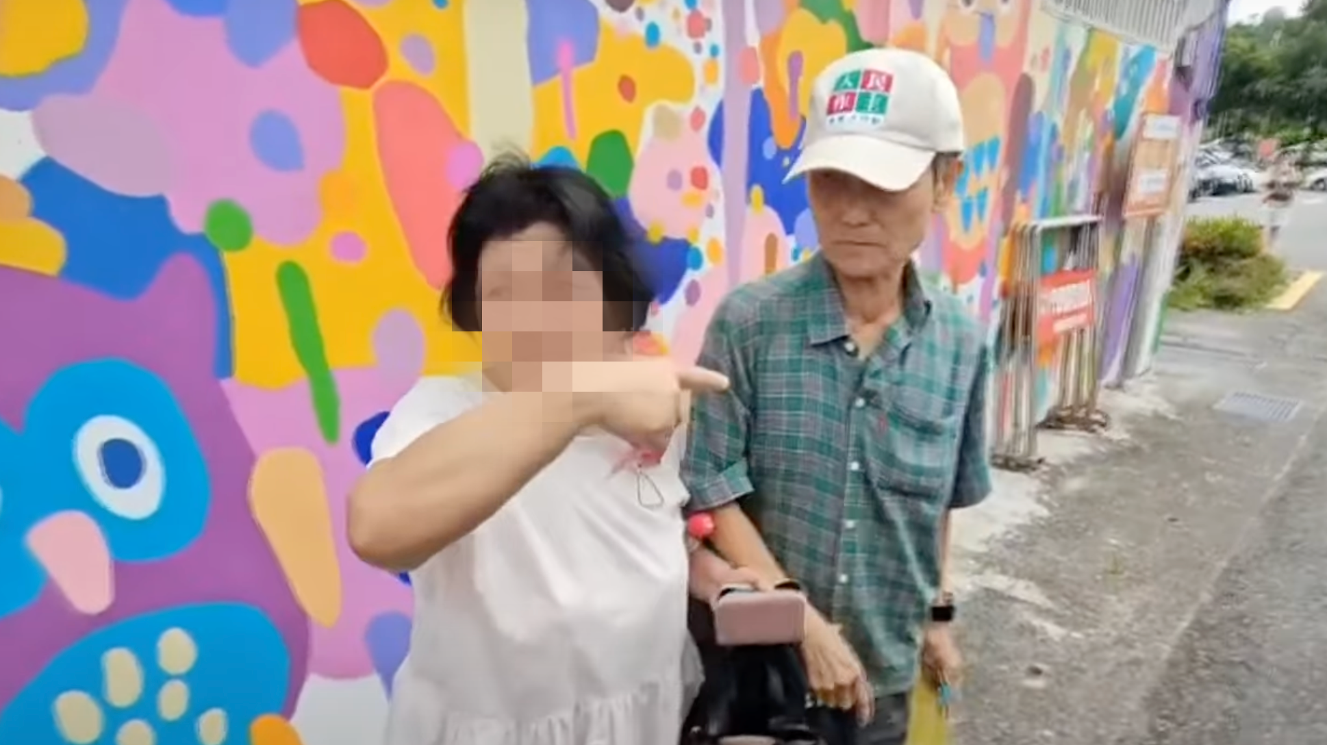 「葉霸」葉春蓮老師現身花蓮市投票所，竟遭到一名婦人當攔阻。（鏡新聞提供）