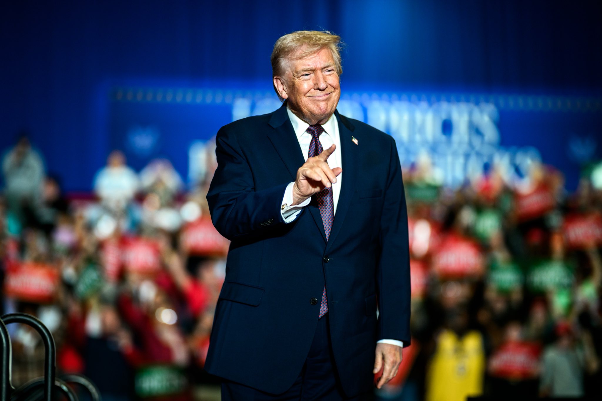 經濟學家吳嘉隆昨po文，估計川普會對中共極限施壓，非常可能爭取在任內完成美台之間的建交。（翻攝自白宮臉書）