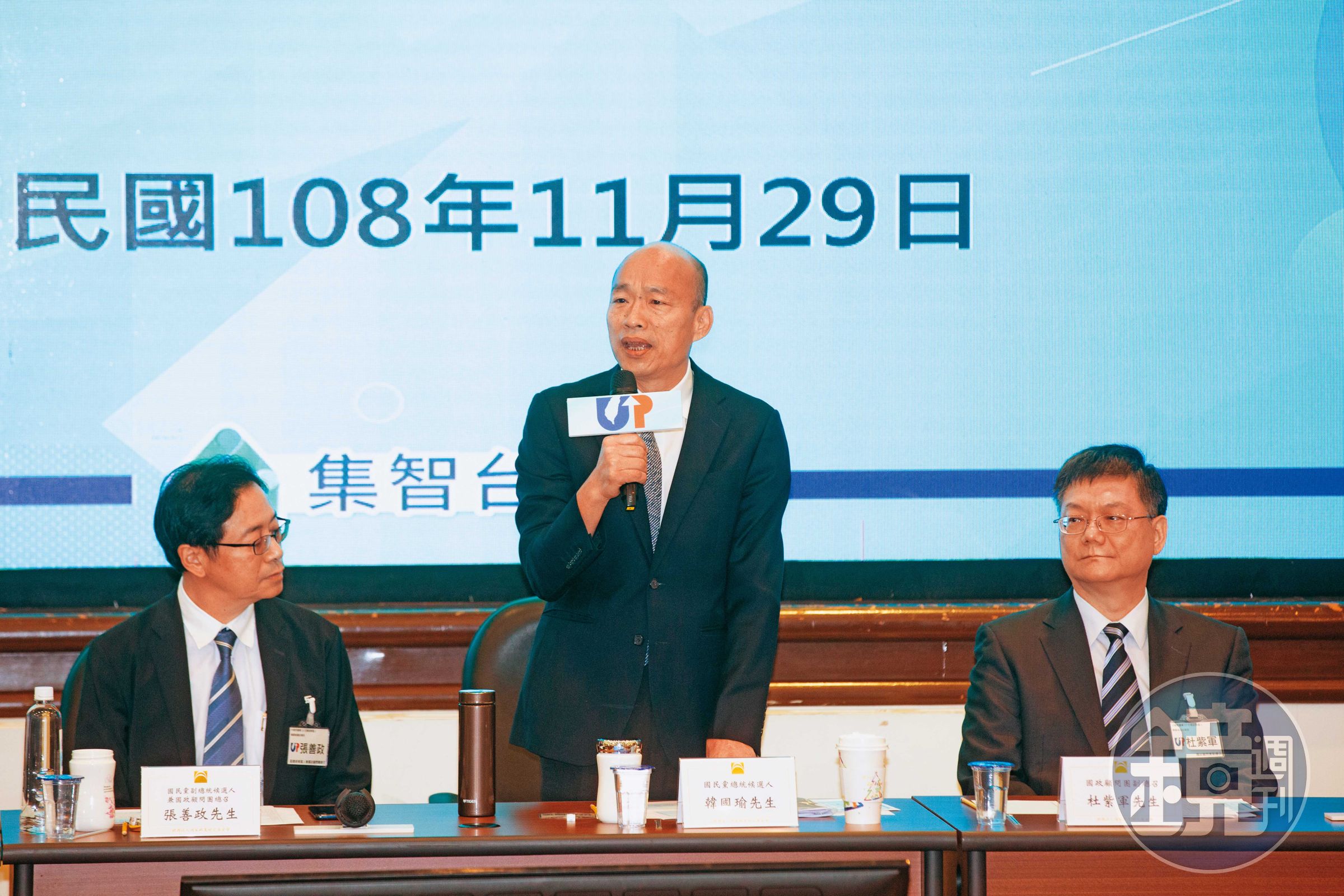杜紫宸曾公開批評時任總統參選人韓國瑜（中），但不久後他的胞弟杜紫軍（右）就加入韓的競選團隊，一度引起話題。