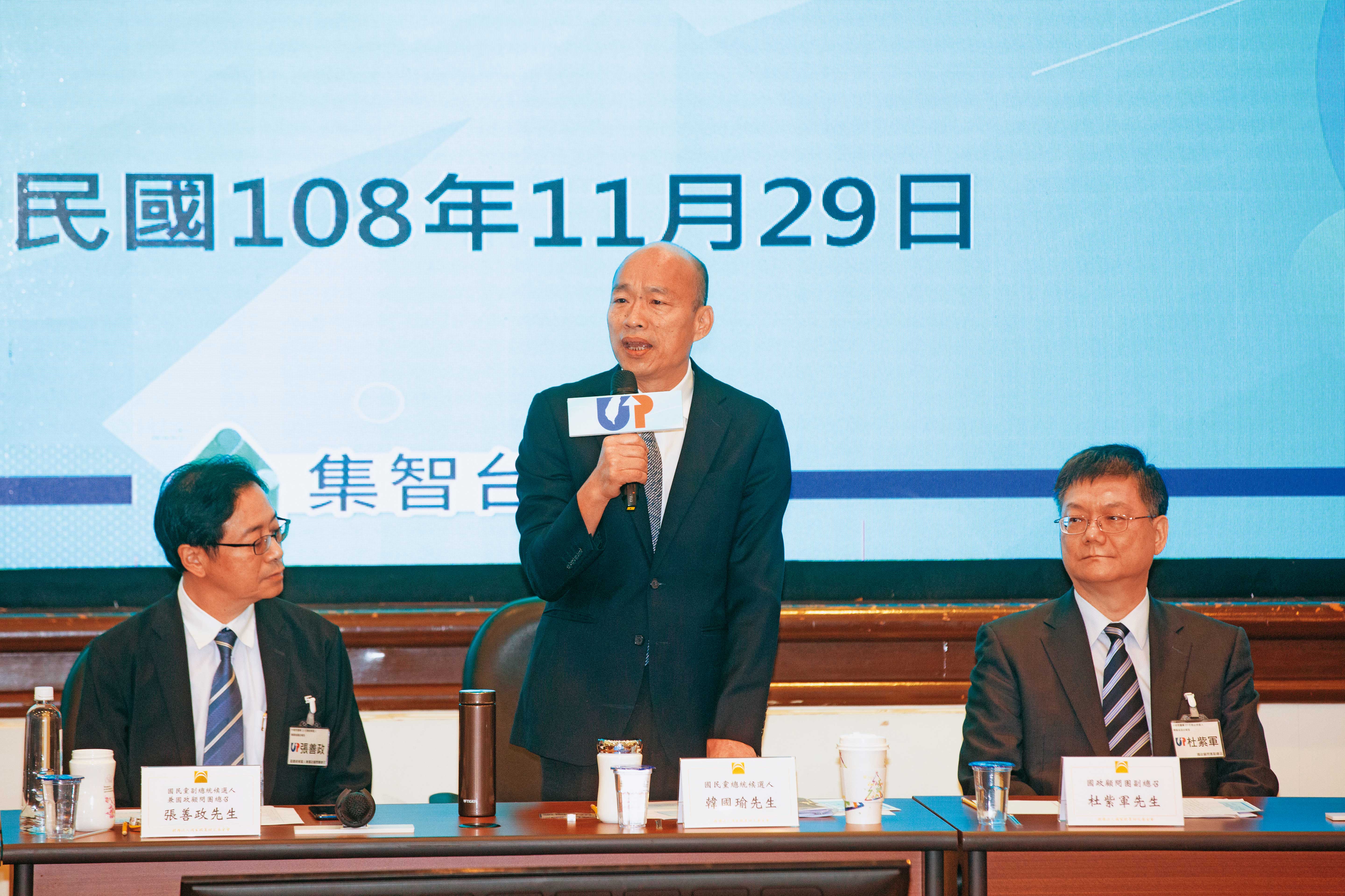 杜紫宸曾公開批評時任總統參選人韓國瑜(中),但不久後他的胞弟杜紫軍(右)就加入韓的競選團隊,一度引起話題。