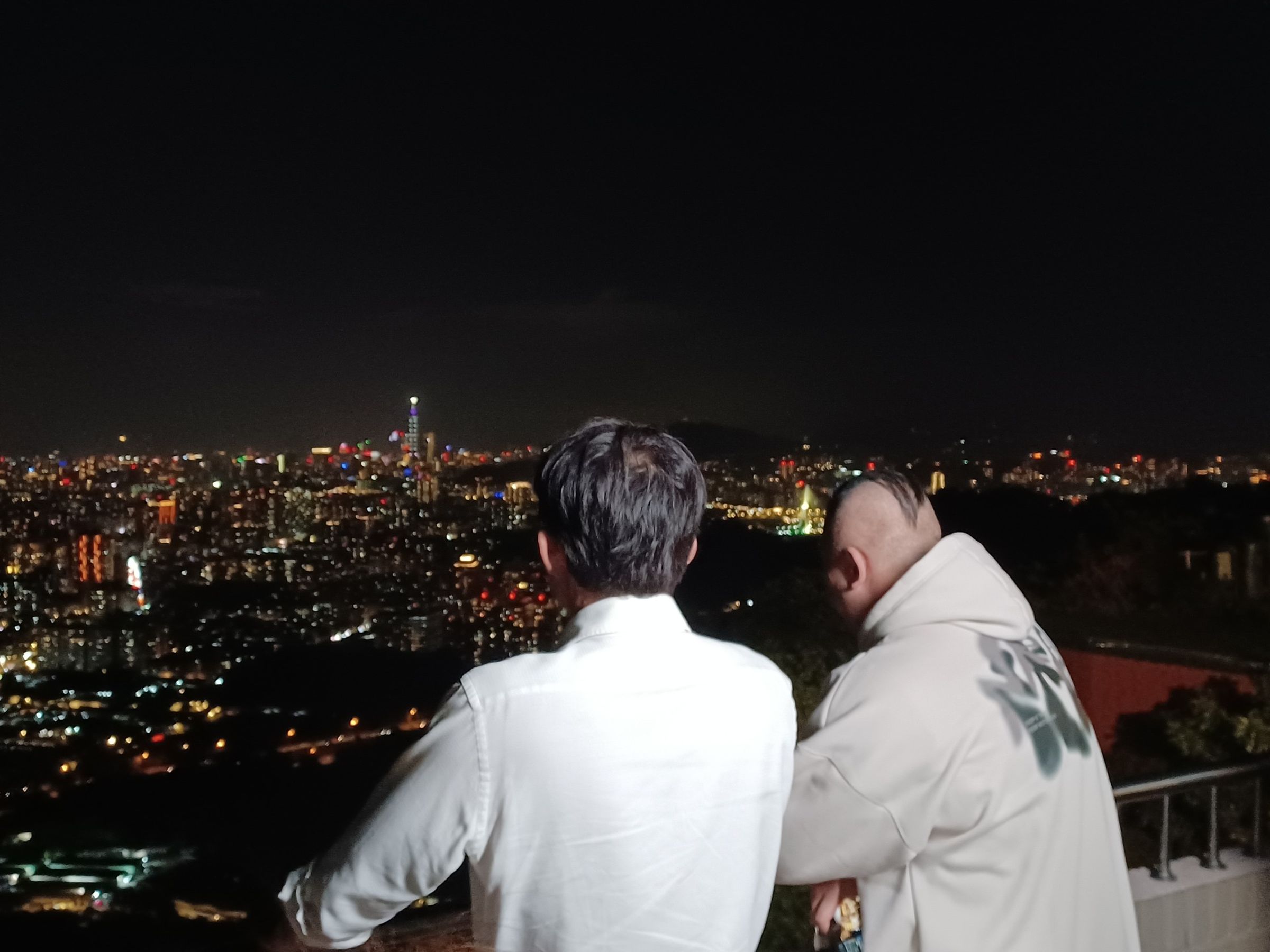 黃國昌主動曬出與「館長」陳之漢一起看夜景的合照，並寫下「最美的不是夜景，而是和你一起看夜景的人！」他在貼文時還自嘲「這個好噁心哦！」（翻攝自黃國昌Threads）