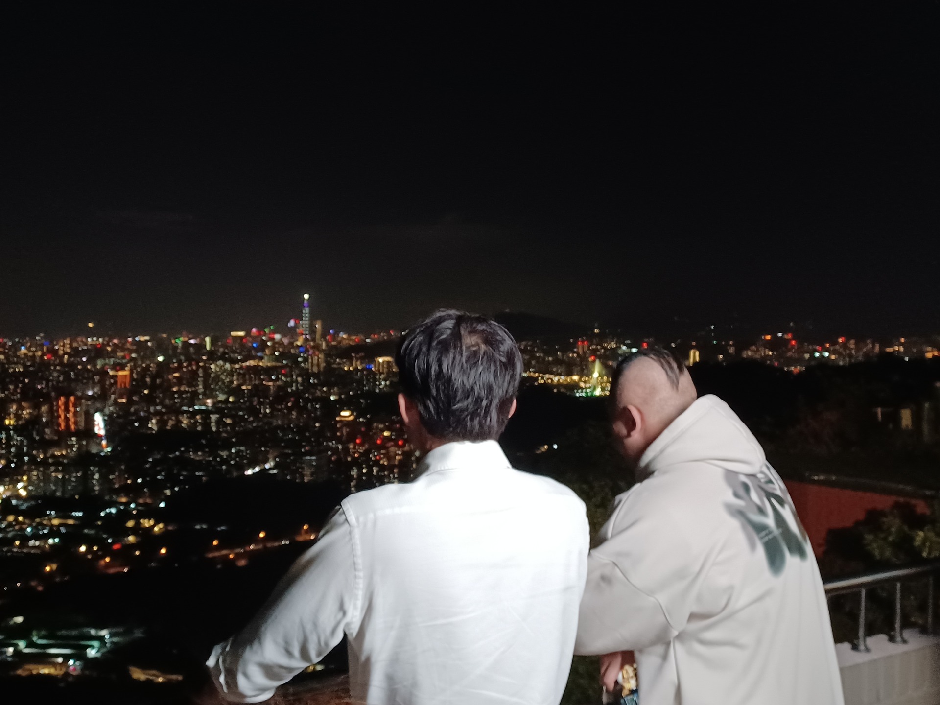 黃國昌主動曬出與「館長」陳之漢一起看夜景的合照,並寫下「最美的不是夜景,而是和你一起看夜景的人!」他在貼文時還自嘲「這個好噁心哦!」(翻攝自黃國昌Threads)