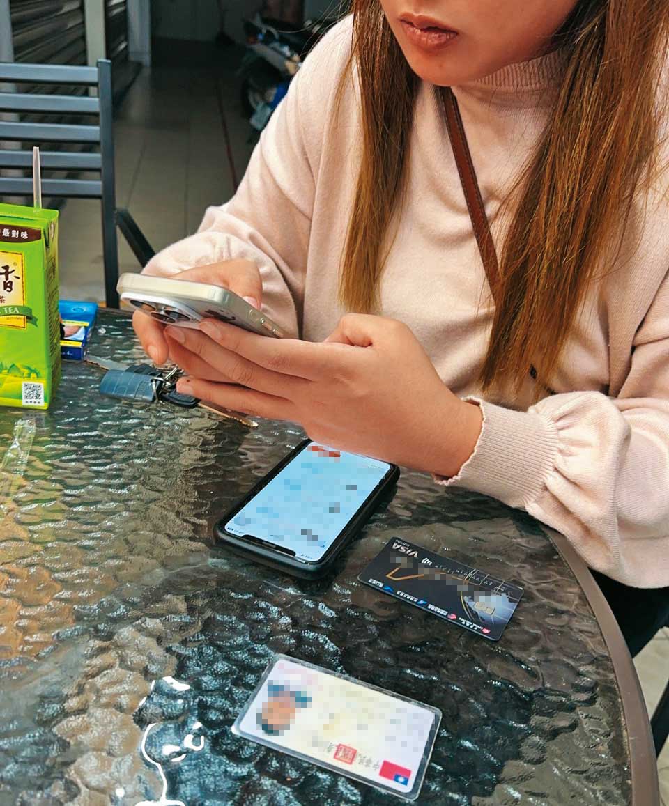 張女以母親住院為由，要保羅到通訊行「刷卡換現金」。（讀者提供）
