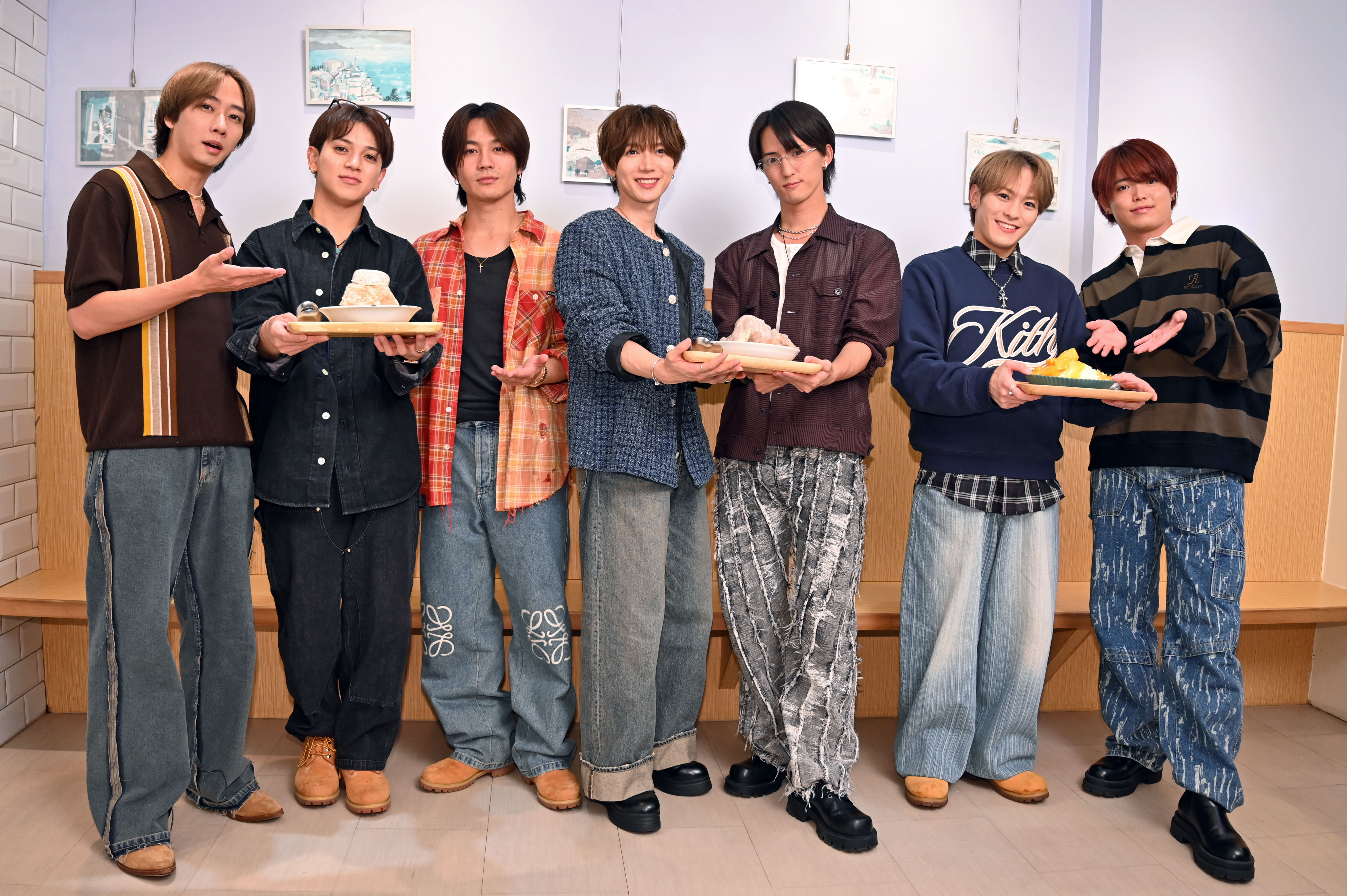 Travis Japan拿著刨冰拍照直呼等不及想吃。左起為中村海人、宮近海斗、松田元太、七五三掛龍也、川島如惠留、松倉海斗、吉澤閑也。（環球音樂提供）