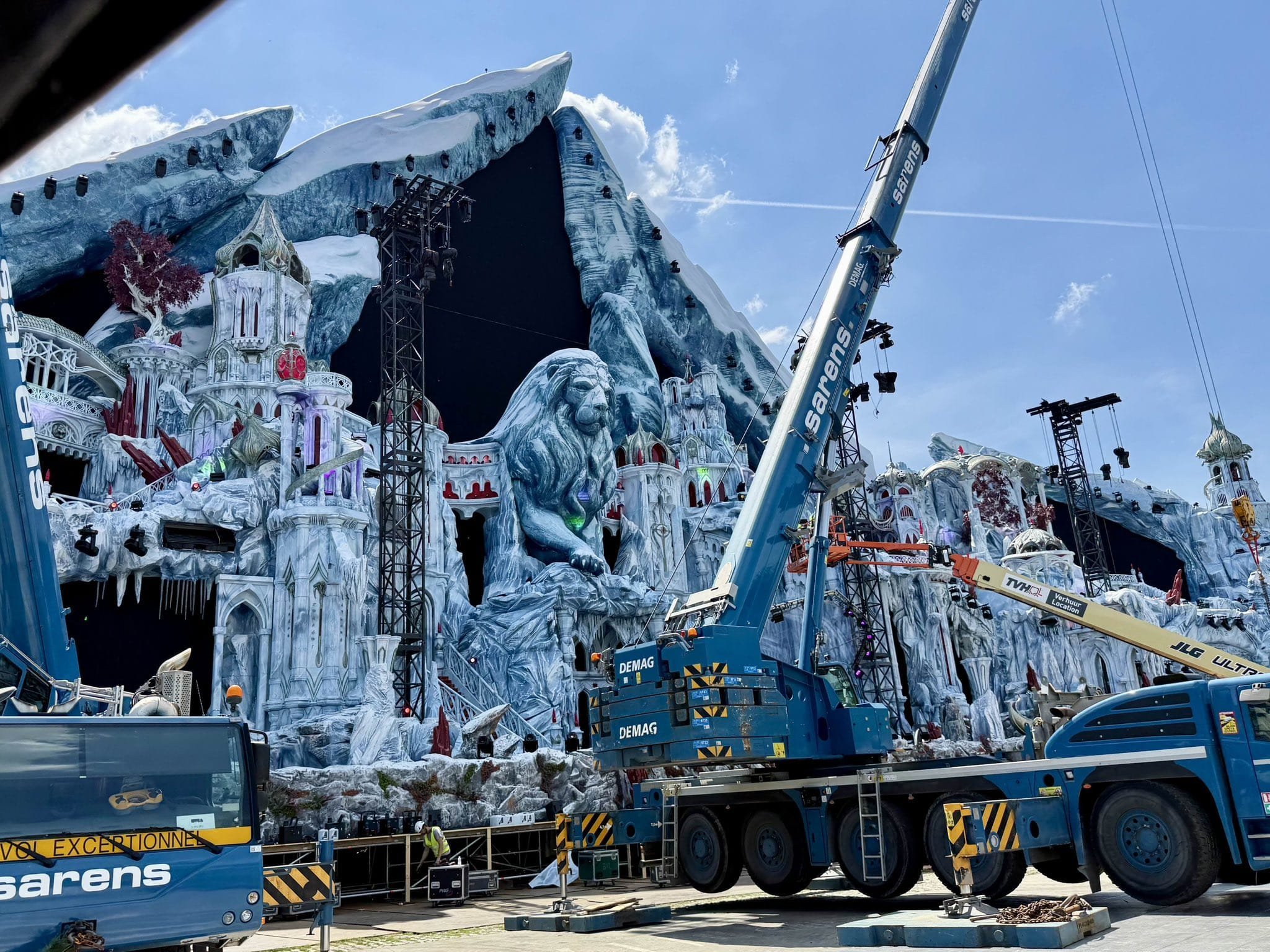 Tomorrowland本屆的主舞台以冰雪世界為主軸，歷時數月並匯集多位藝術家心血將虛擬化為真實舞台。（翻攝X@geotechwar）