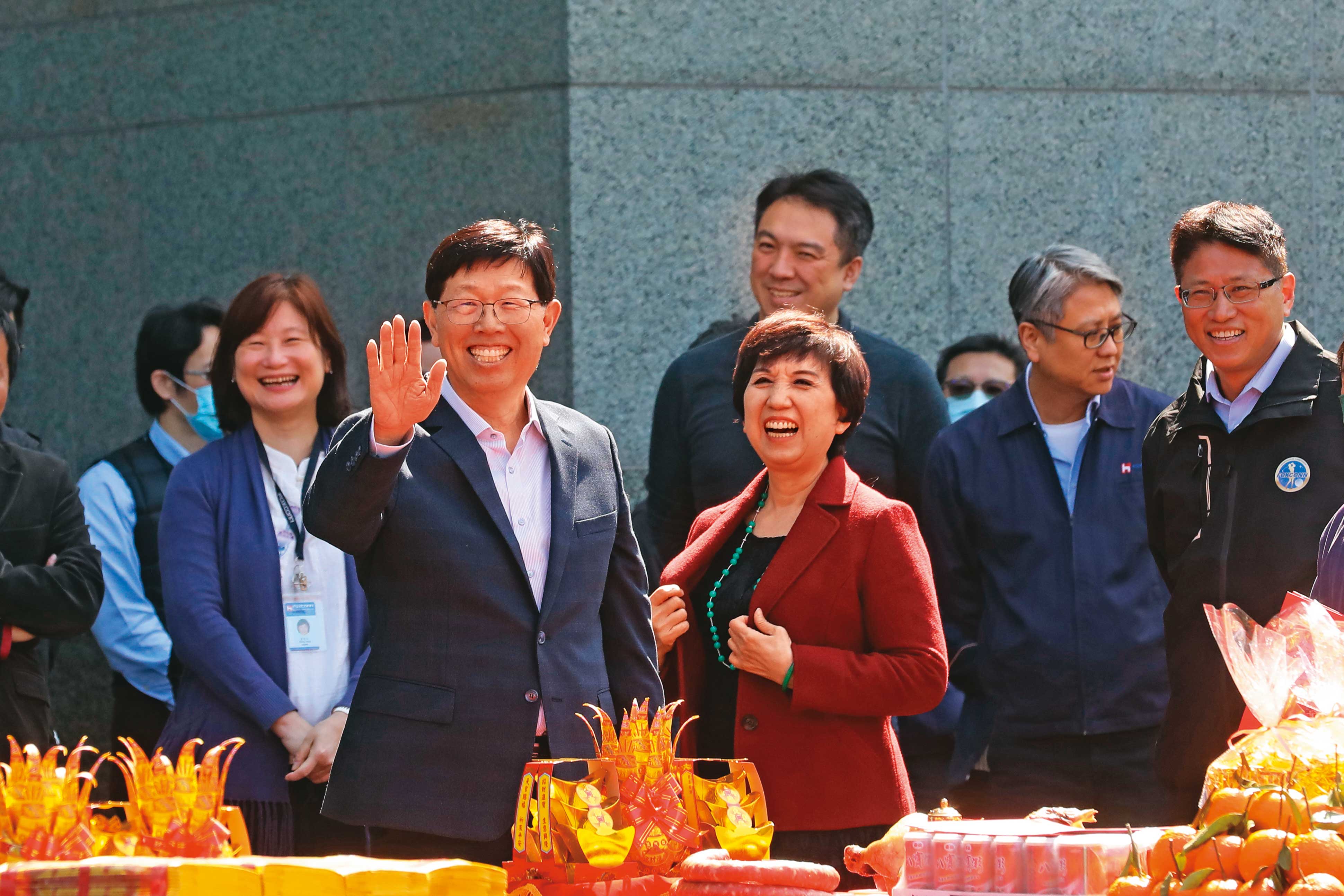 有鴻海「錢媽媽」之稱的集團總財務長黃秋蓮，3月辦理退休挺世代交替，但仍繼續在鴻海擔任顧問。