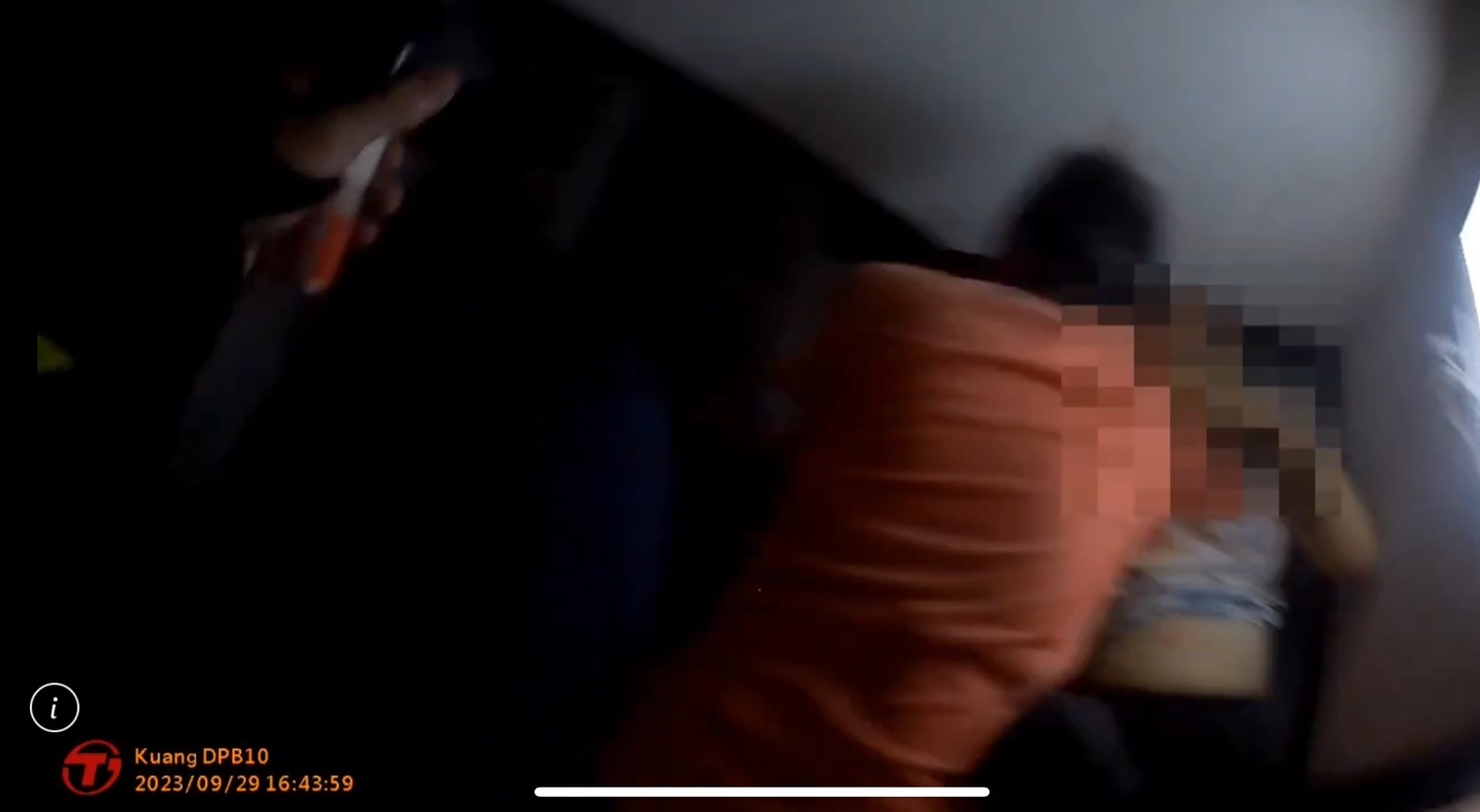 警方到場時，發現陳莉婷母親胡青青持榔頭攻擊小姑，雙方身體相疊倒在樓梯間。（翻攝畫面）