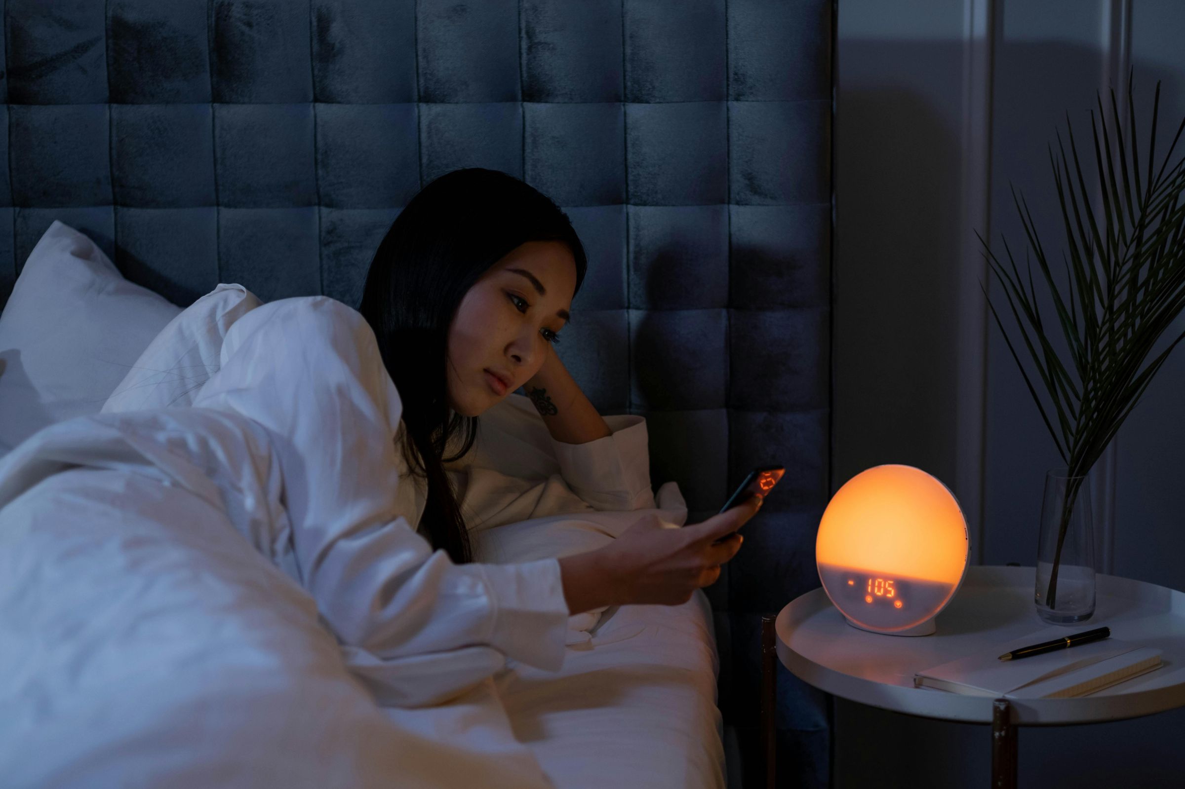 一名女網友被朋友提醒身體飄出臭味，後來才發現竟是熬夜所致。（示意圖，非新聞當事人，取自Pexels）