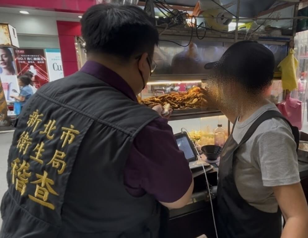 淡水滷味攤驚見老鼠爬竄，新北衛生局已派員前往稽查。（新北市衛生局）