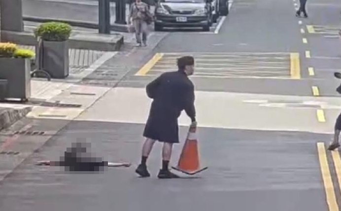 北市內湖區今（25日）上午爆砍人事件，1對男女遭人用刀砍、刺傷。（翻攝畫面）