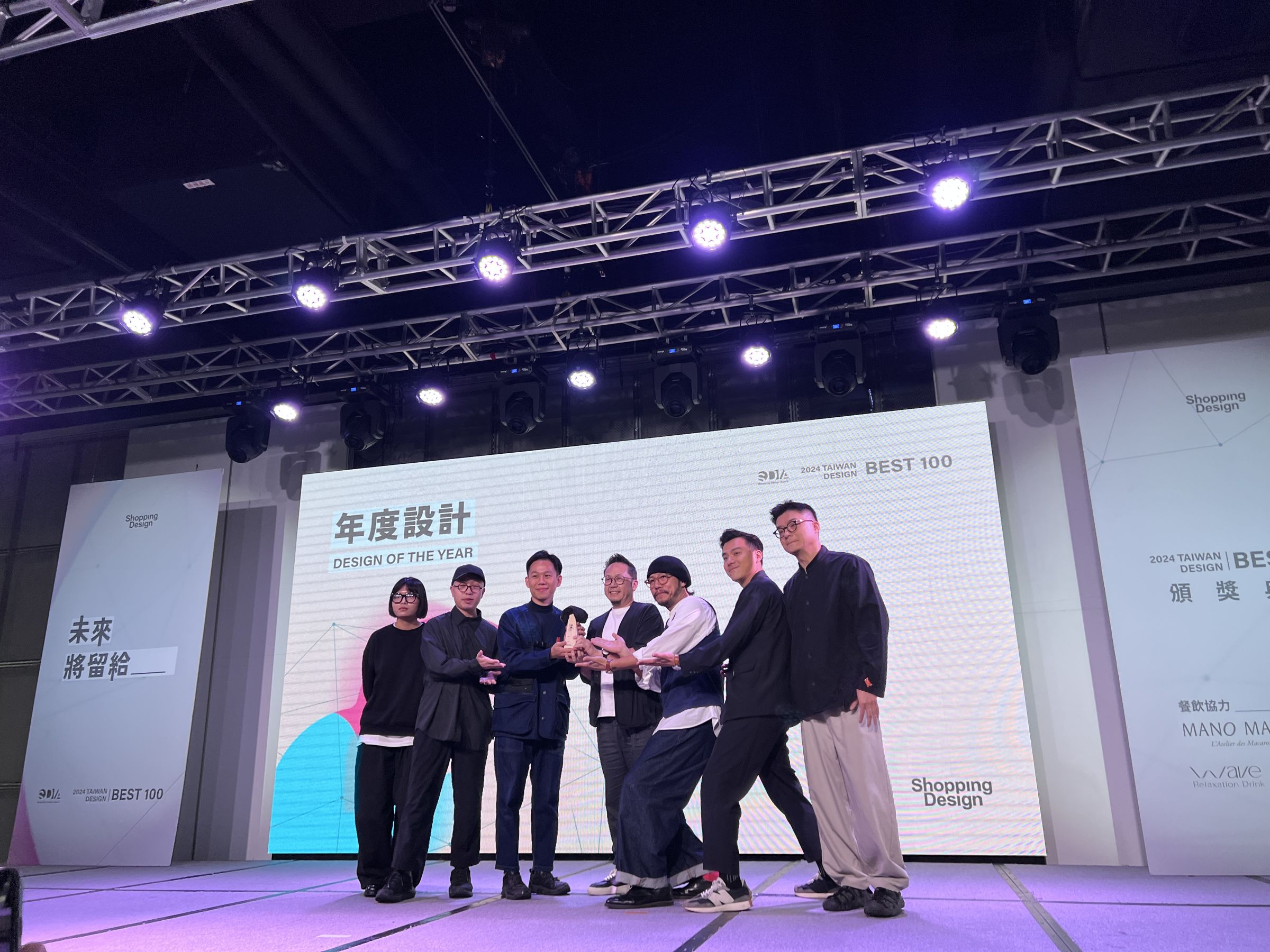體育署禮品設計團隊大象設計與文化總會秘書長李厚慶一同領獎。(文總提供)