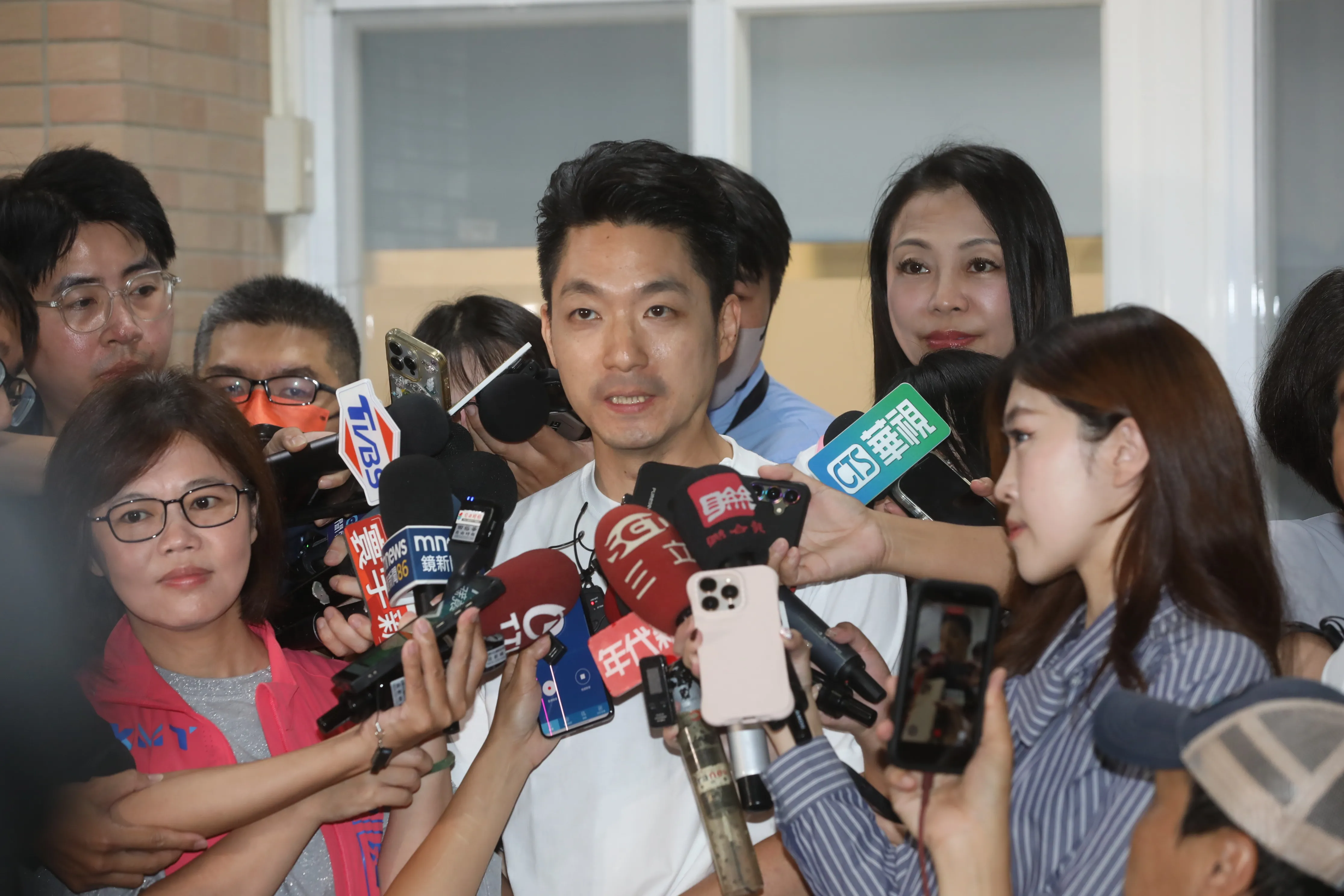 看蔣萬安專訪「花5分鐘聽300秒廢話」　呂秋遠批：乾脆去演藝圈好萌好可愛好了
