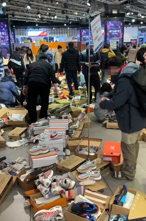 三創園區NIKE特賣會吸引大批人潮，現場被消費者翻得凌亂不堪。（翻攝自Threads）