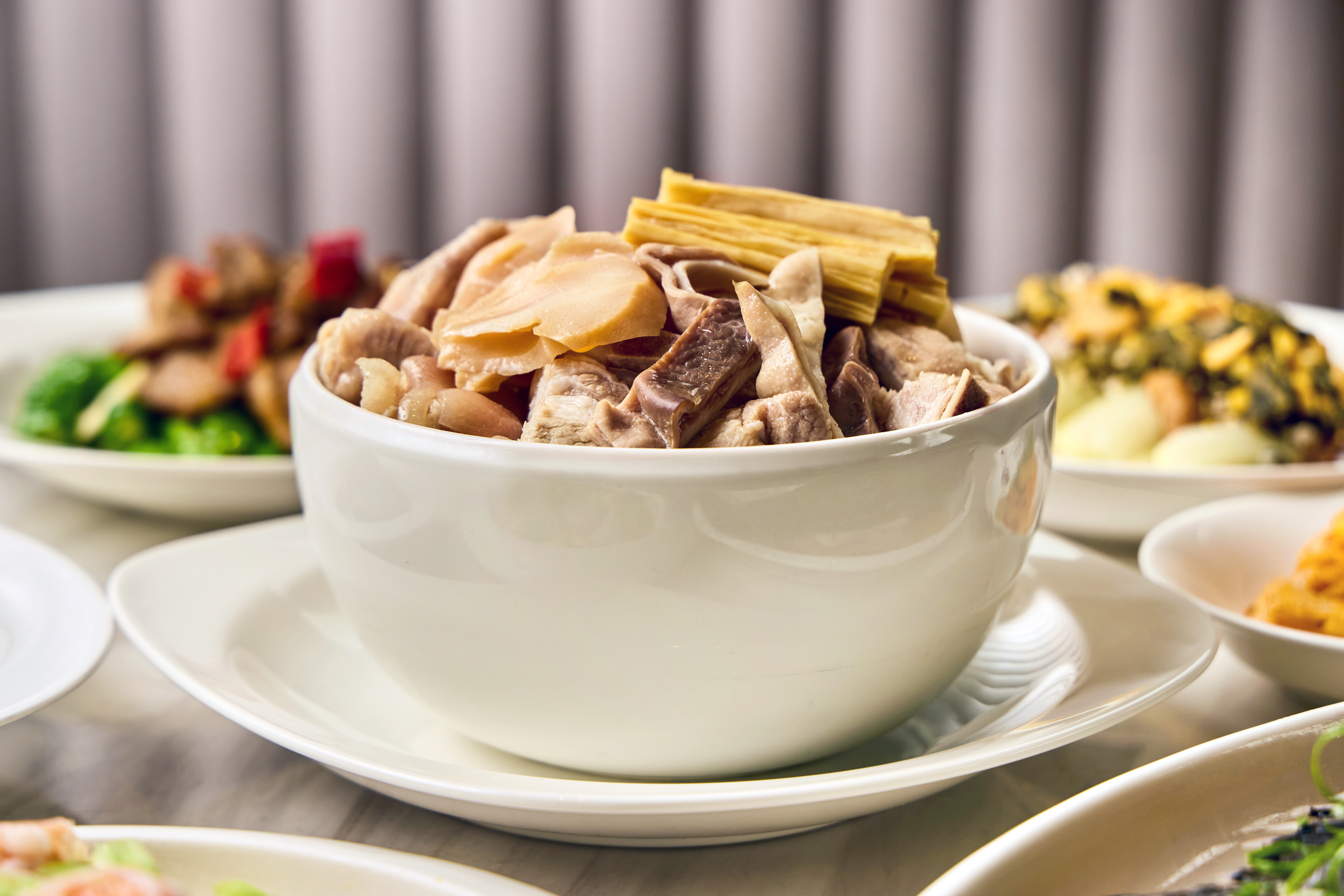 胡椒螺頭燉豬肚:乳白色湯濃潤不膩,胡椒香氣溫暖悠長,為秋日必嚐暖湯。