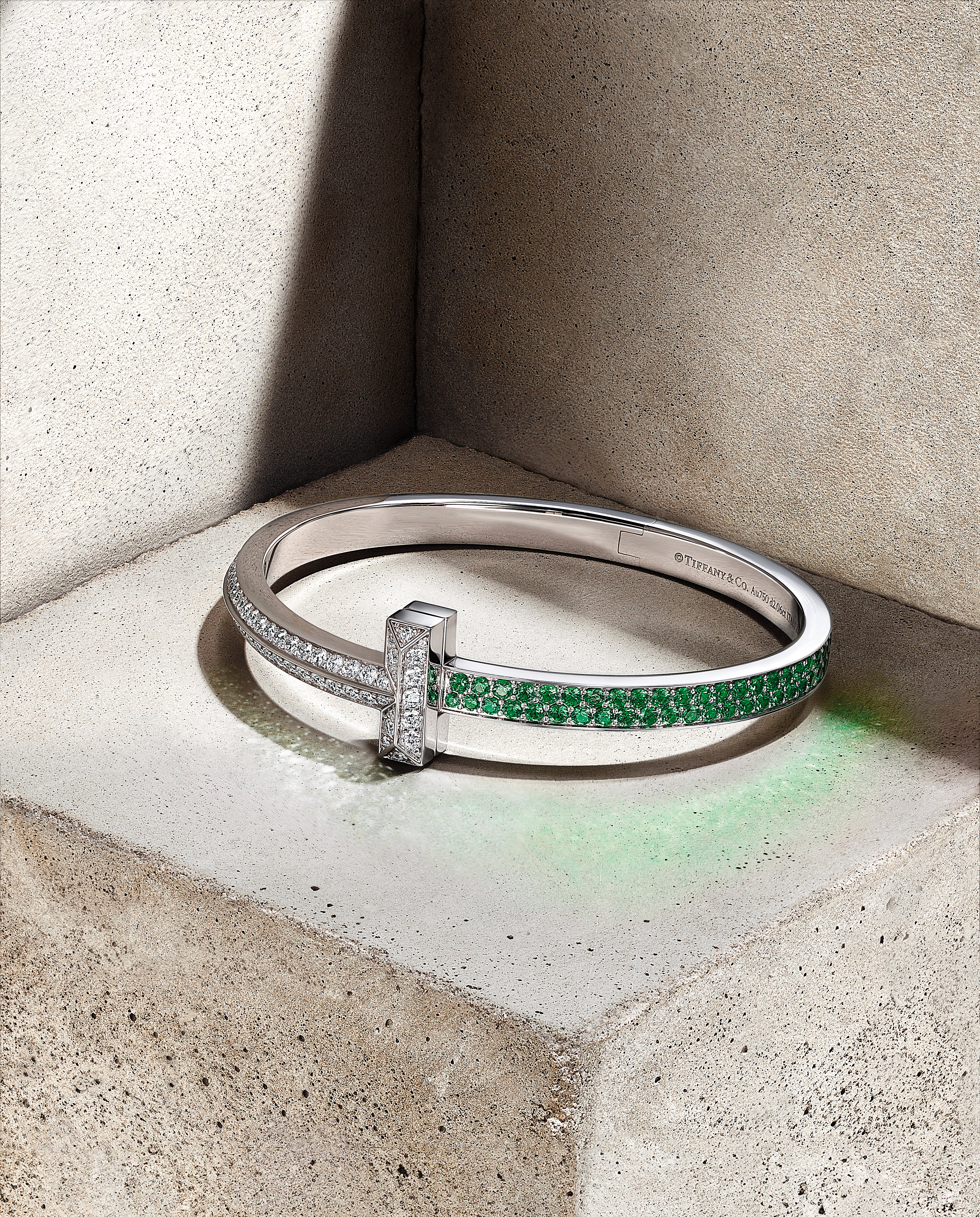 Tiffany & Co.與Daniel Arsham聯名設計的白金T1手環,以手工鑲嵌105顆鑽石與超過74顆沙弗萊石。(價格店洽)(蒂芙尼提供)
