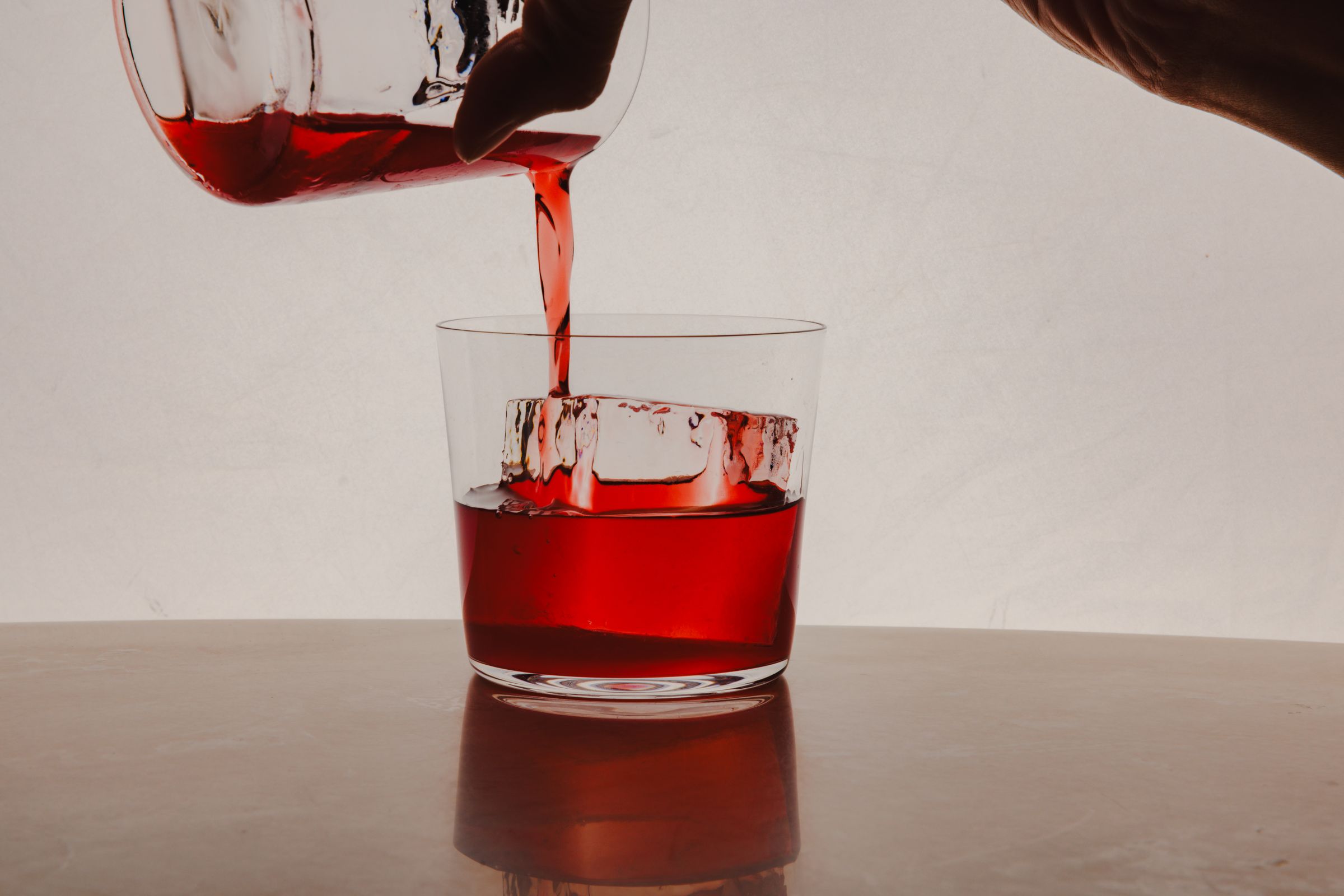 「Strawberry Negroni」有熟悉的花果味,粉紅胡椒畫龍點睛。(港幣140元/杯,約NT$568)(MIUS提供)