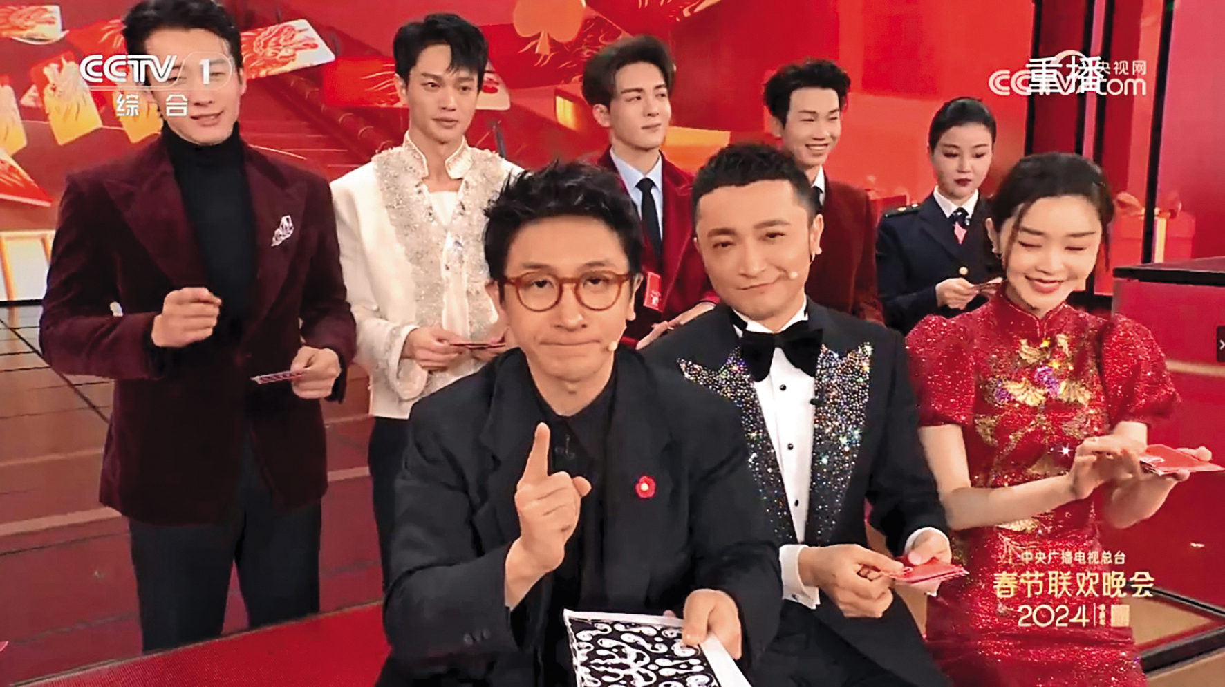 睽違5年，劉謙（前排左）於今年農曆年前，再登春晚表演魔術。（翻攝自CCTV）