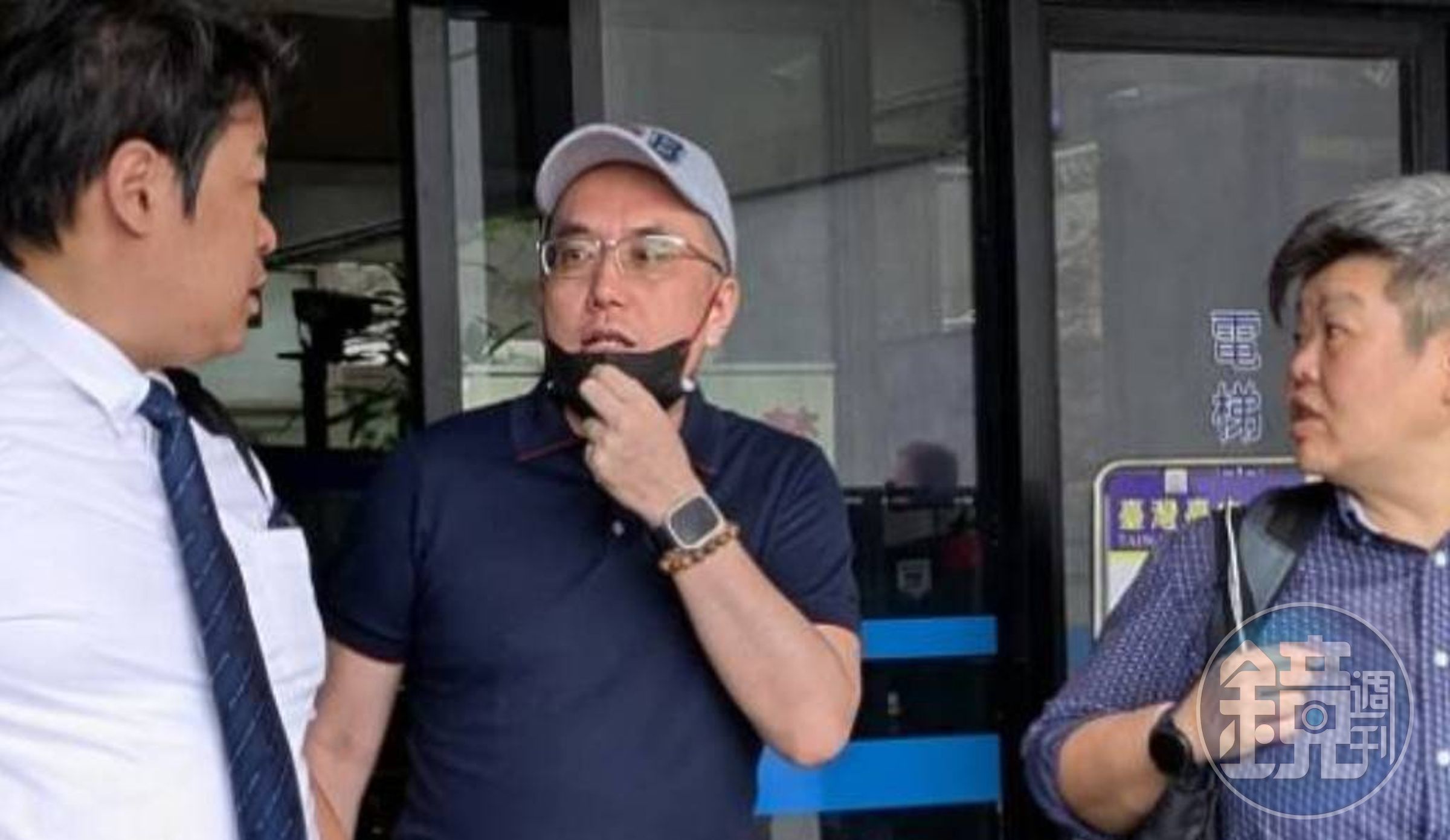 陳肯特(中)交保後,更換律師、翻供、要求再傳證人洗冤屈 。(鄧玉瑩攝影)