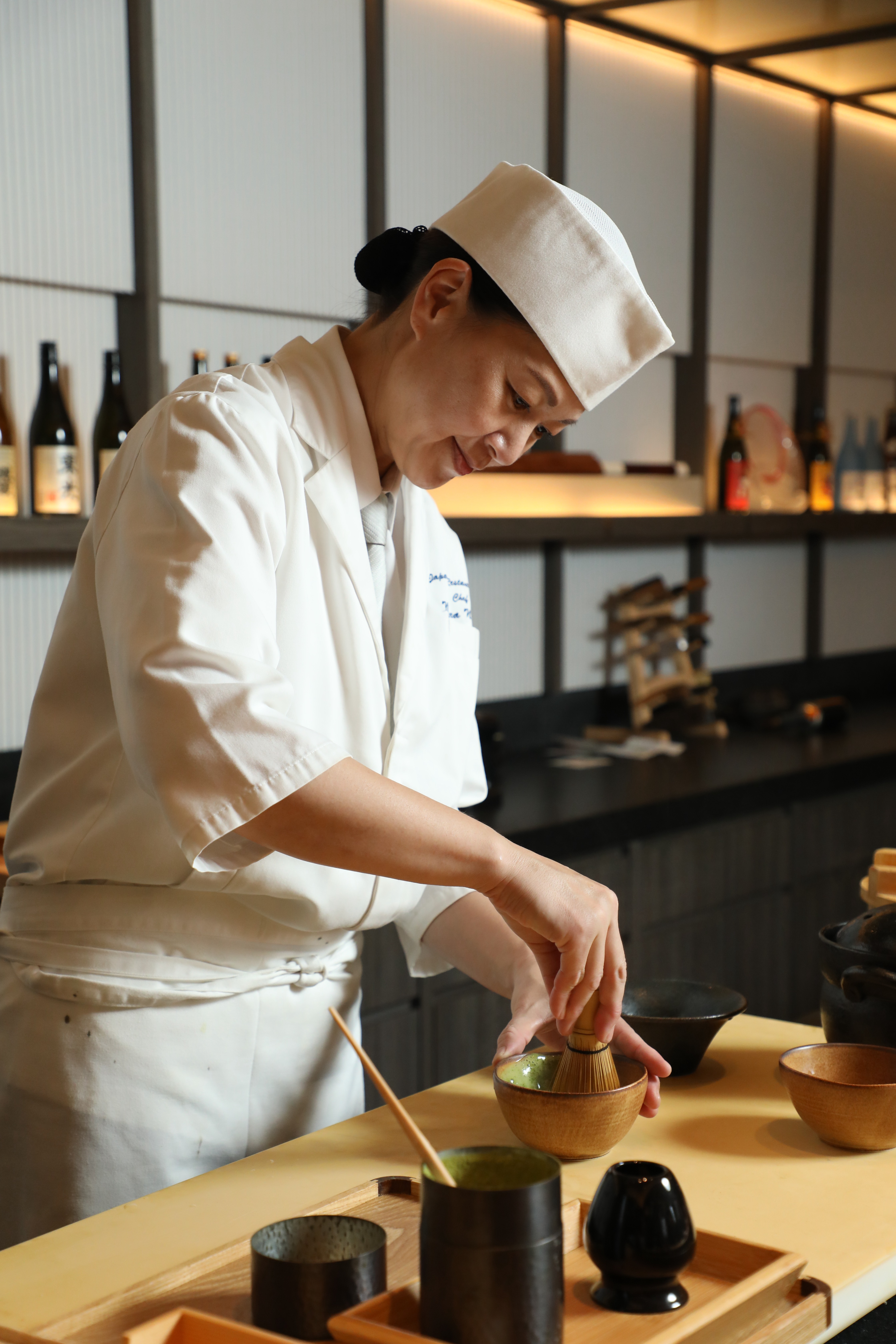 西村料理長親自為賓客手刷抹茶，用茶筅在碗中打出綿密泡沫，以一期一會的心意款待賓客。