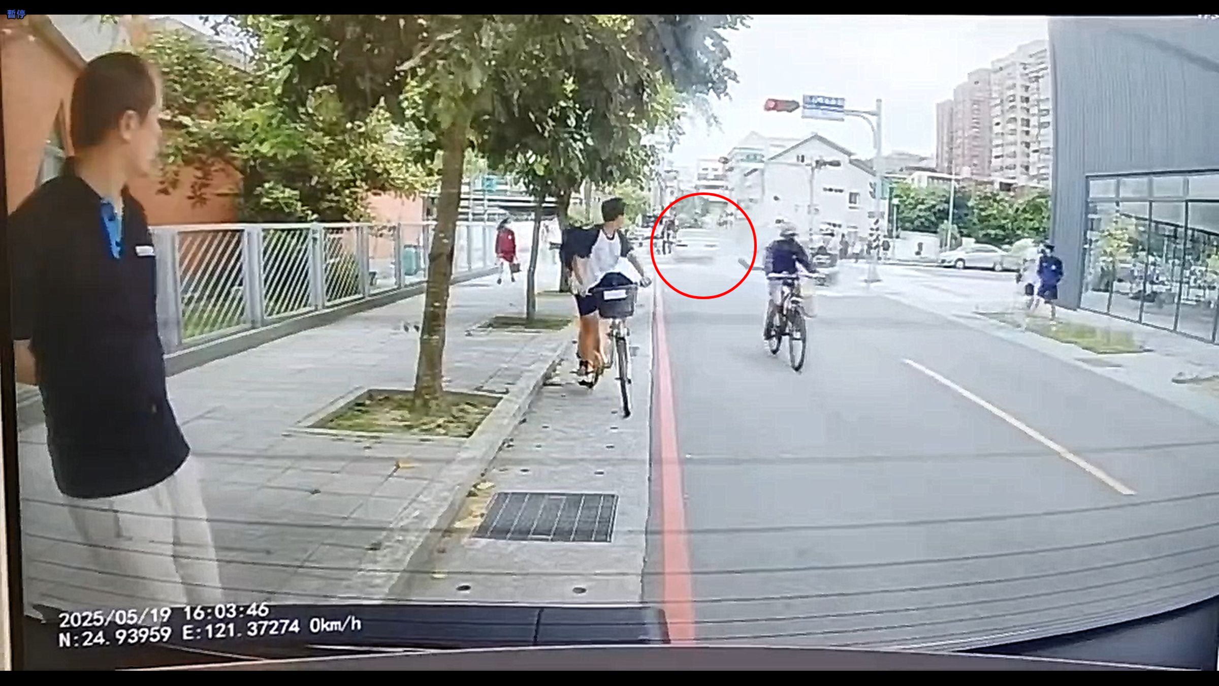 三峽嚴重車禍，老翁駕駛（紅圈處）高速衝撞機車及人群。（翻攝記者爆料網）