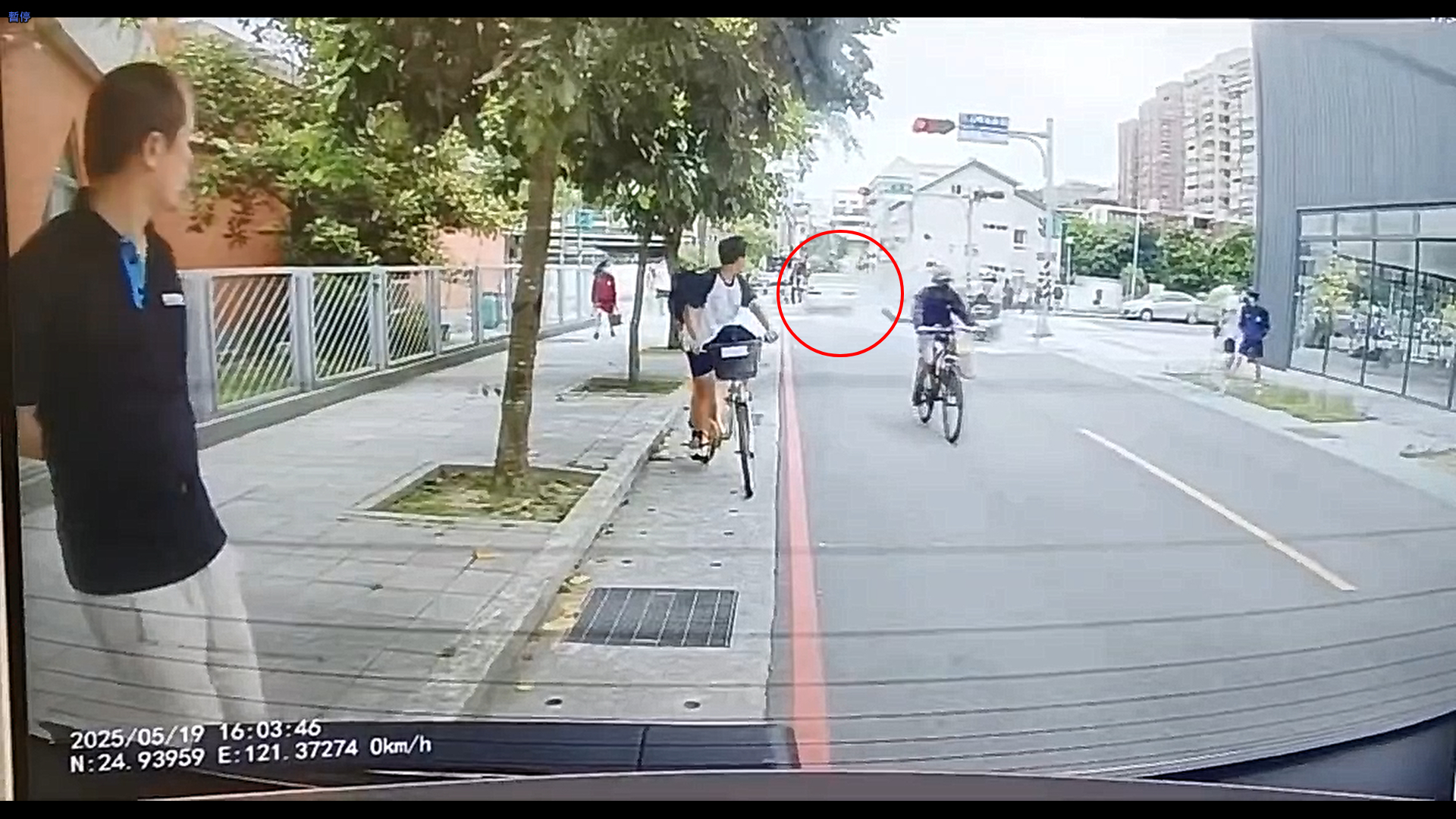 三峽嚴重車禍，老翁駕駛（紅圈處）高速衝撞機車及人群。（翻攝記者爆料網）