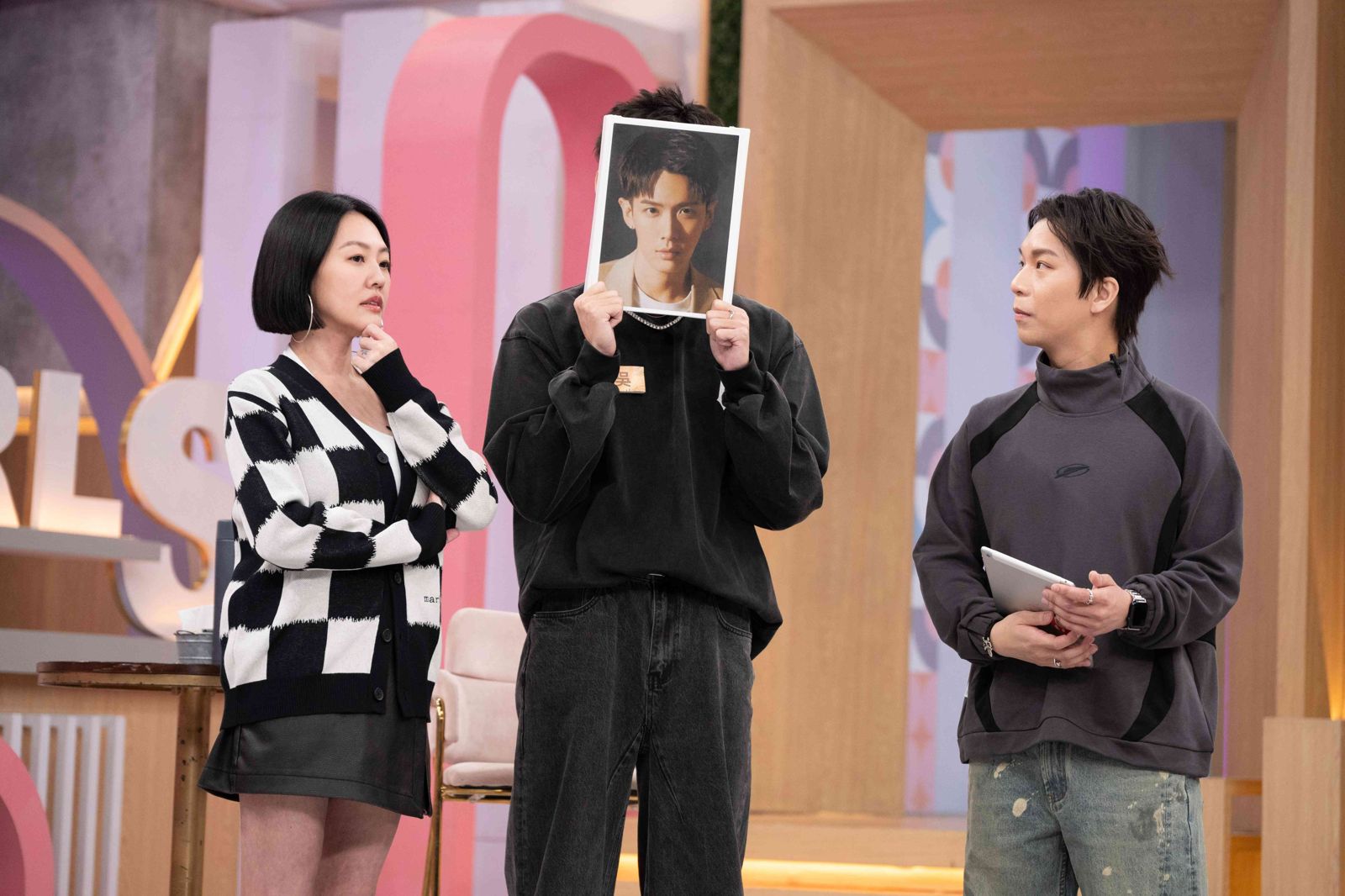 小鐘《不熙娣》棚內脫衣爆汗做伏地挺身 遭小S逼瘋:錢太難賺