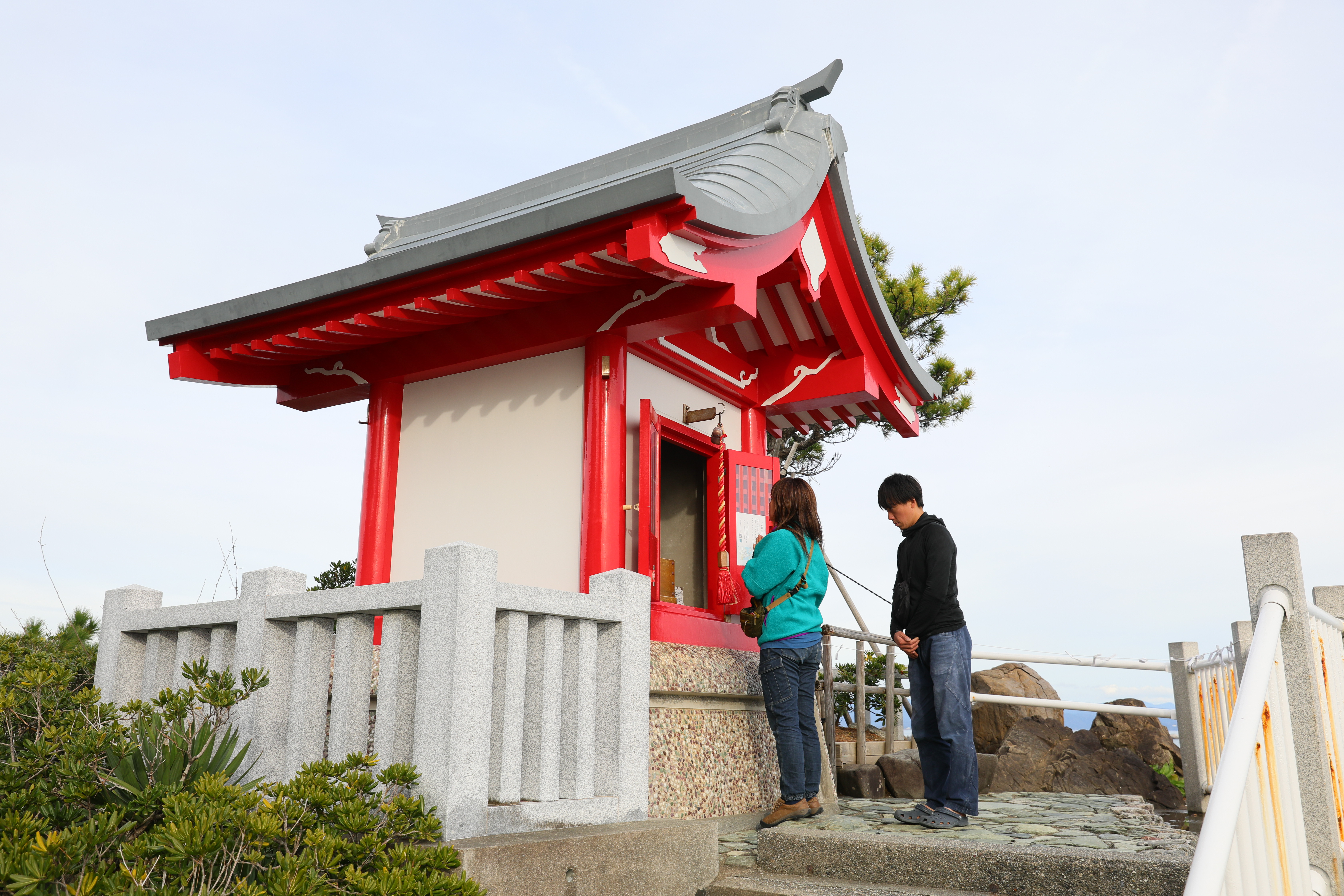 海灘西側的龍王岬上有座小小的「海津見神社」,據說是祈求良緣的聖地,吸引不少情侶來參拜。