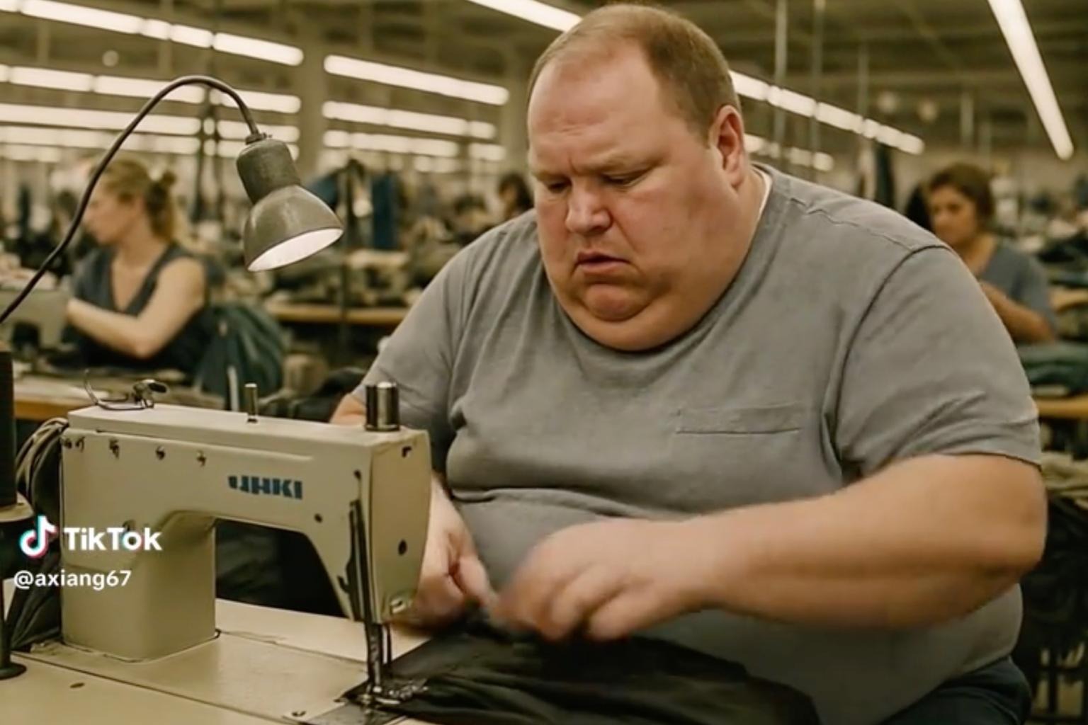 AI影片顯示，一名中年大叔在工廠裡縫紉。（翻攝TikTok）