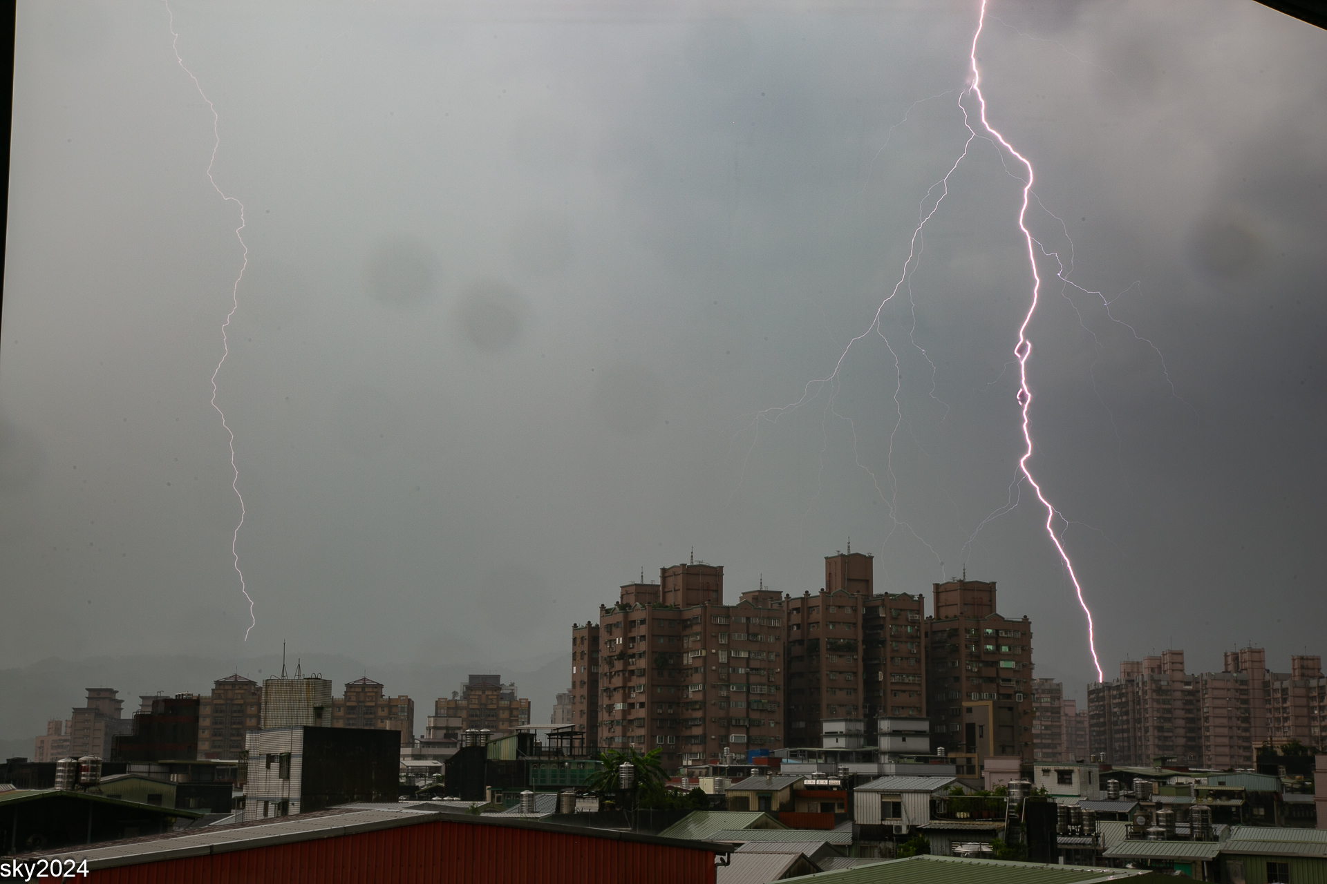 鄭明典分享雷雨區5大安全守則。（翻攝鄭明典臉書）