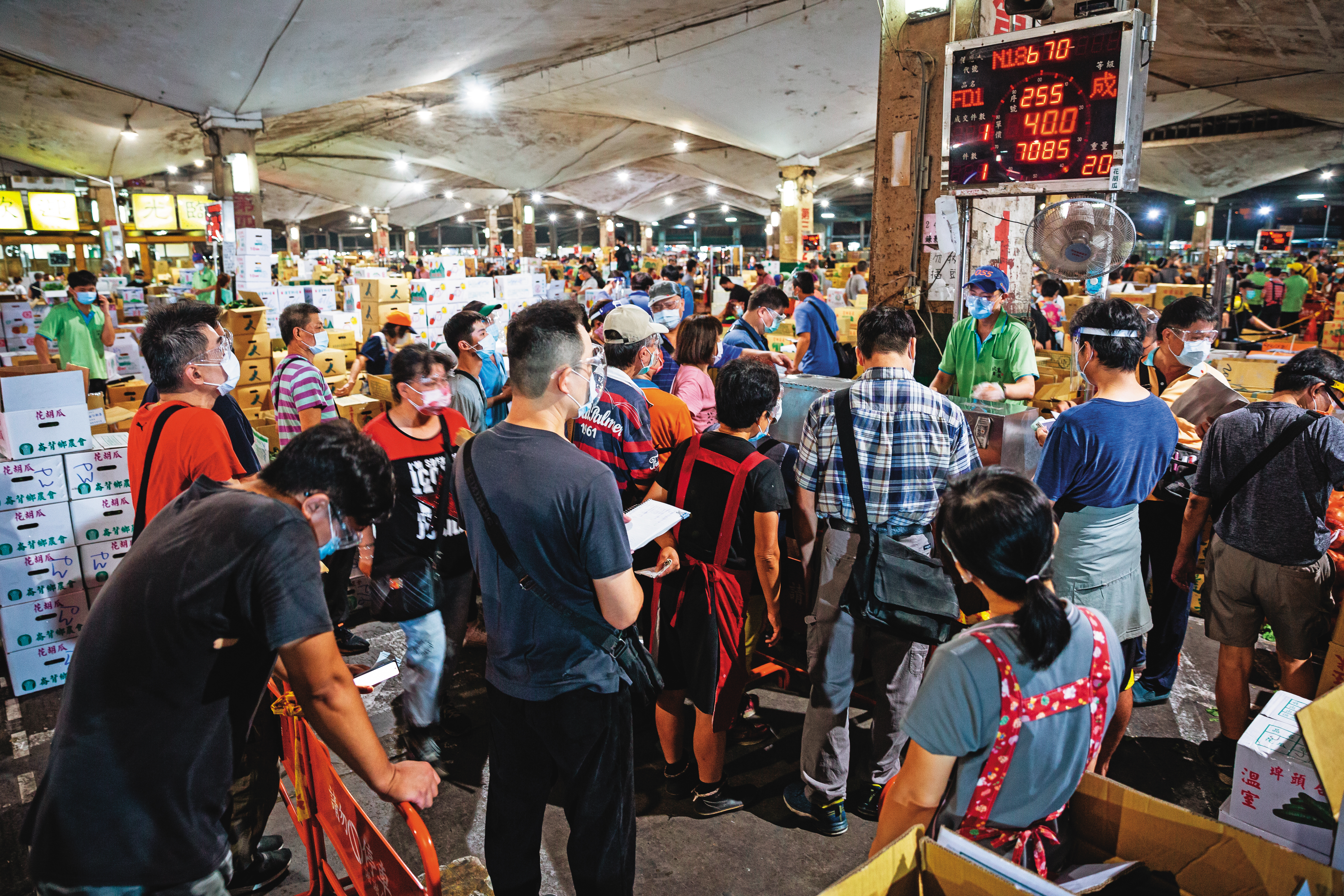 A小姐說，鎖猷恩除了她，之前還偷吃2名女攤商。圖中人物均非當事人。