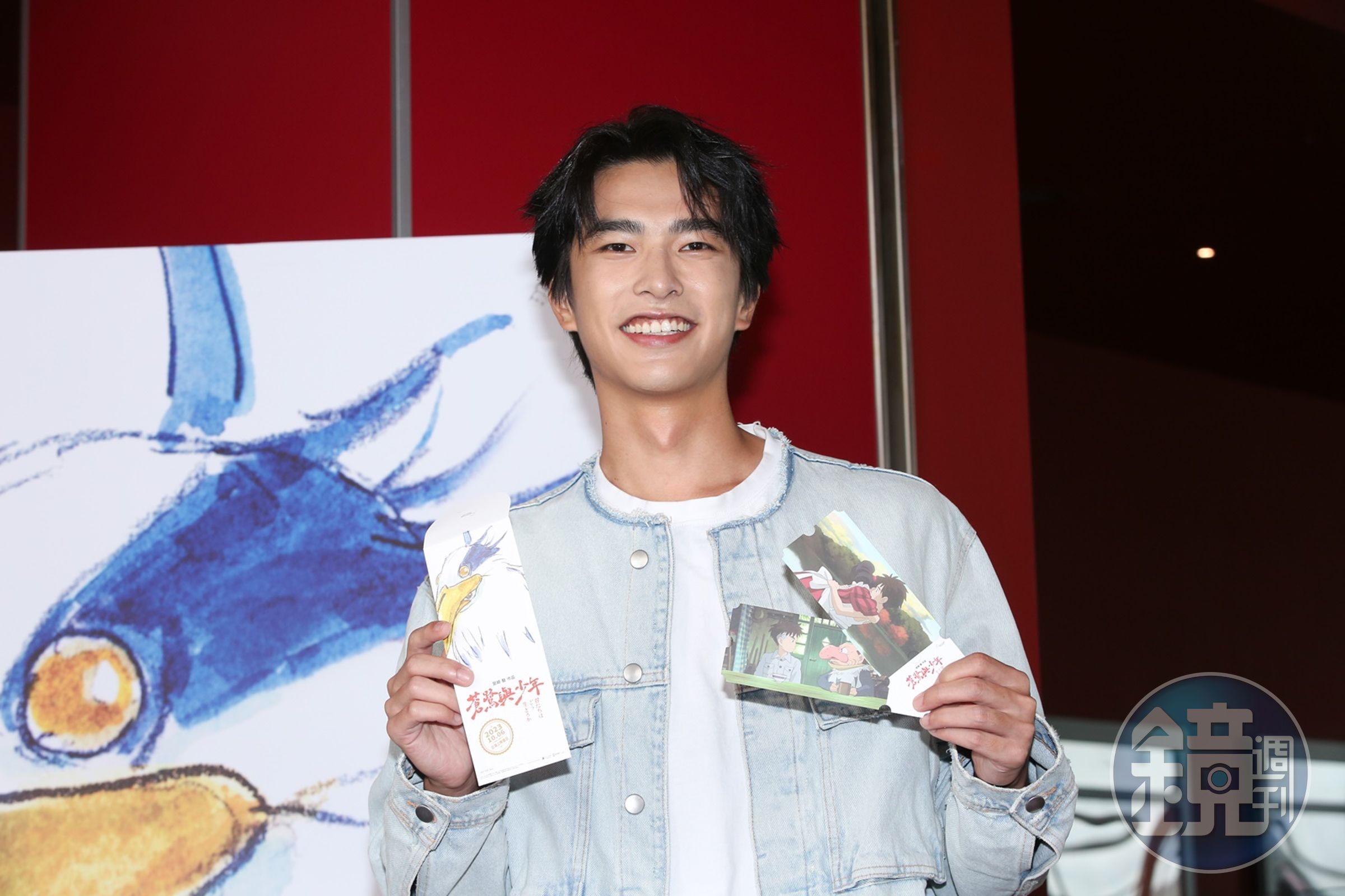 曾敬驊出席宮﨑駿新作《蒼鷺與少年》特映會,手持首週購票特典。