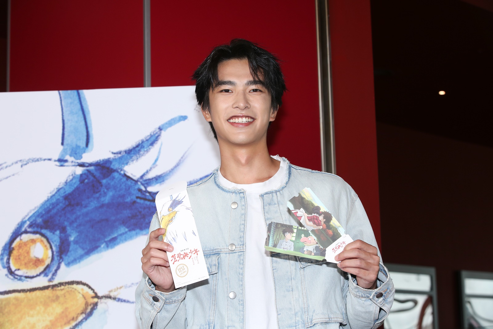 曾敬驊出席宮﨑駿新作《蒼鷺與少年》特映會，手持首週購票特典。