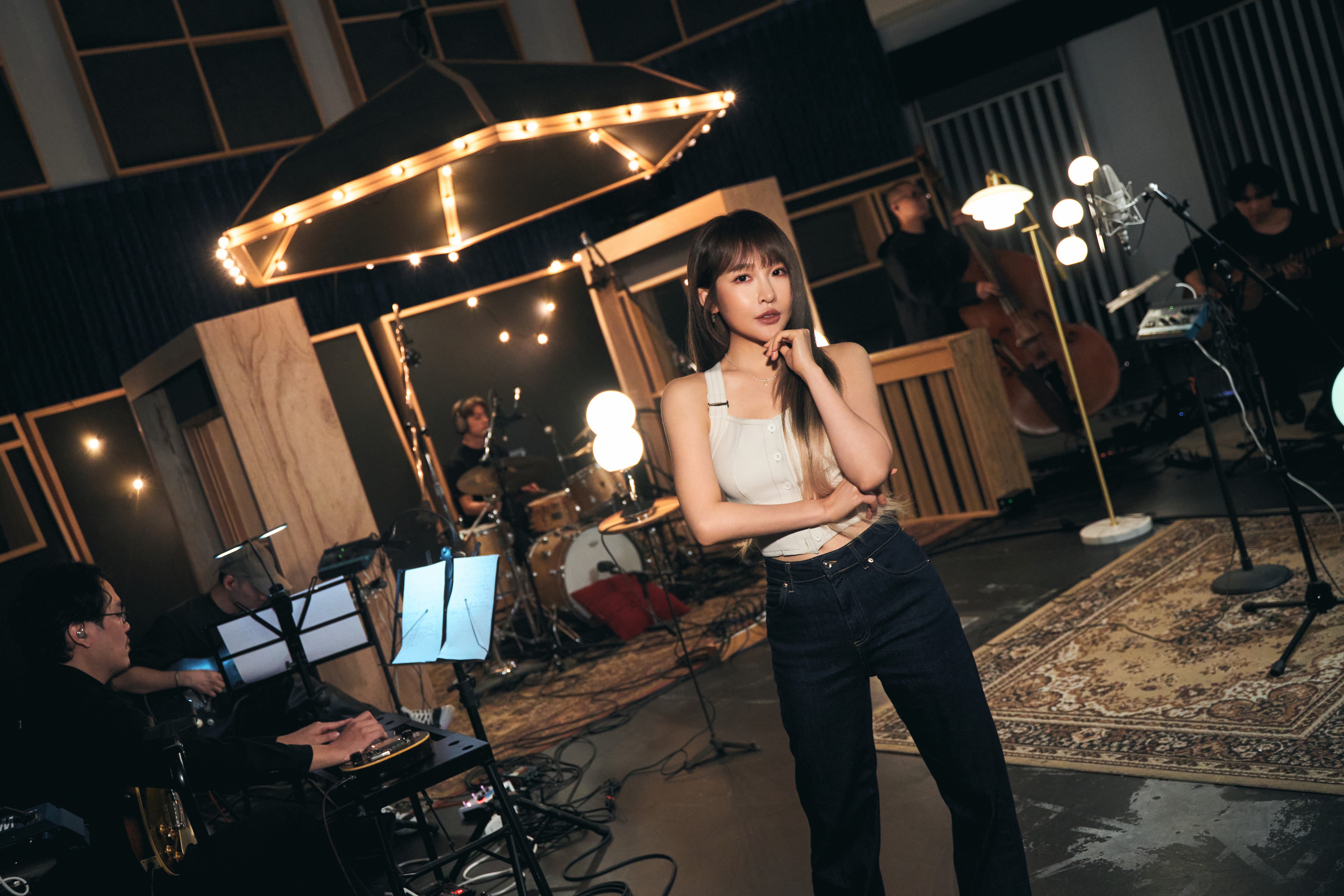 張若凡和樂手們彷彿乘著音樂時光機，帶著聽眾一起回到「那些年」的時光。（索尼音樂提供）