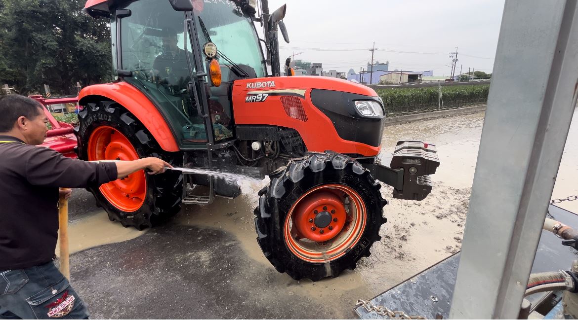 屏東縣環保局提醒農民及代耕業者，應作好農機清潔工作，環保局將加強查核，如經查獲違規，將依法開罰。（屏東縣政府提供）