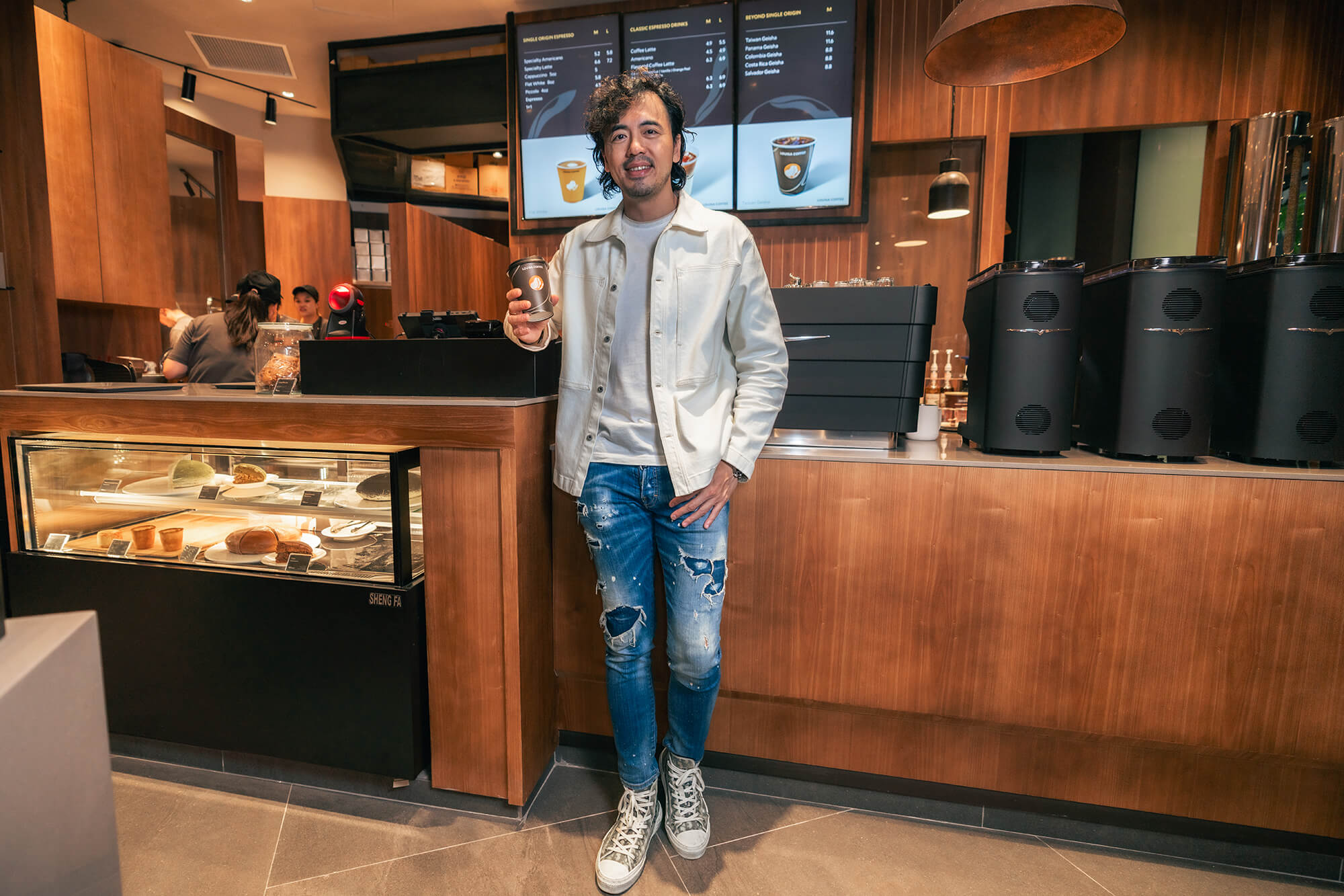 路易莎創辦人暨董事長黃銘賢終於一圓在新加坡咖啡市場插旗的夢想。（路易莎提供）