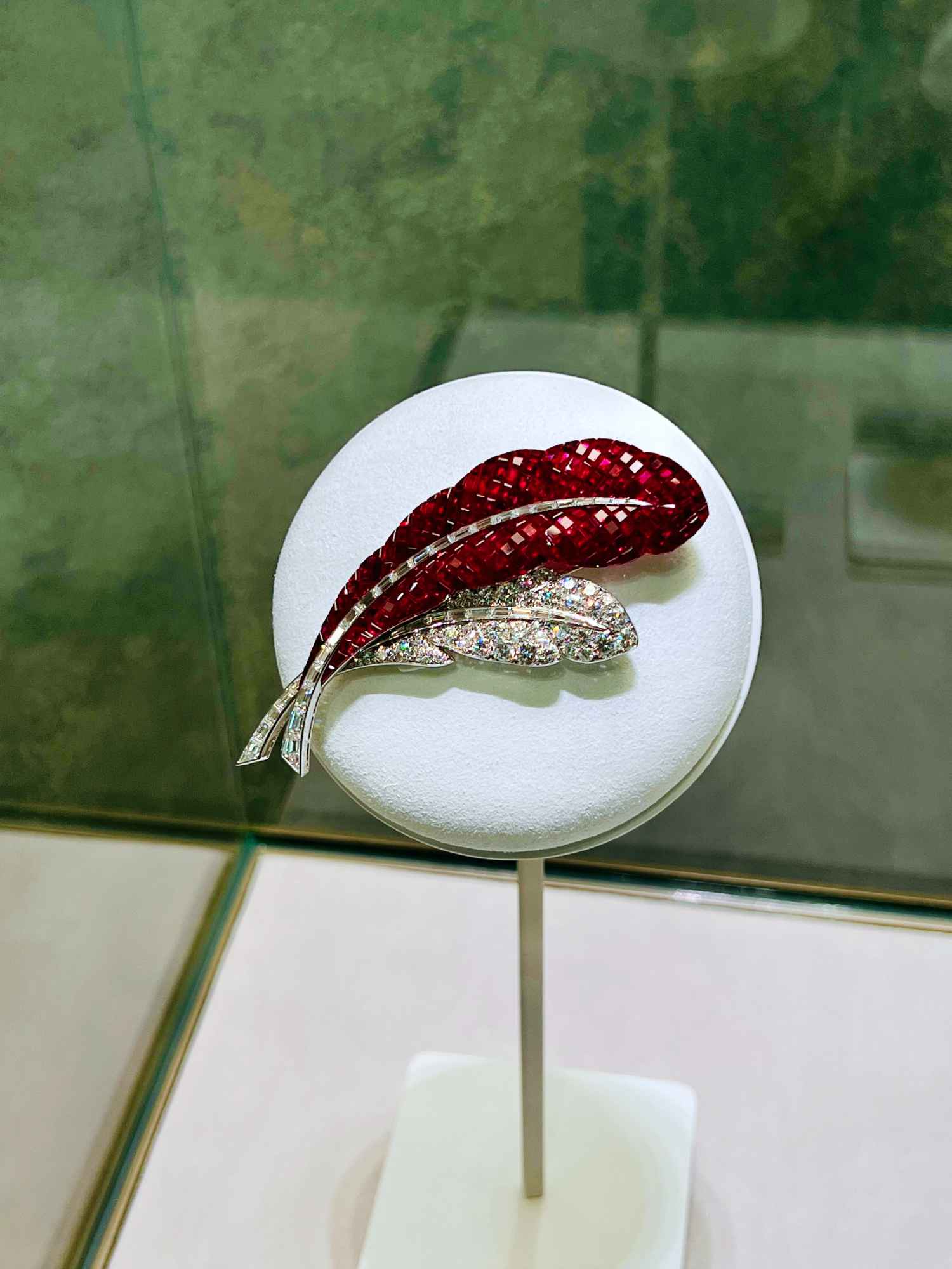 梵克雅寶 Van Cleef & Arpels 傳承典藏系列 Two-feather 胸針,1956年 鉑金、黃K金,搭配隱密式鑲嵌紅寶石與鑽石。
