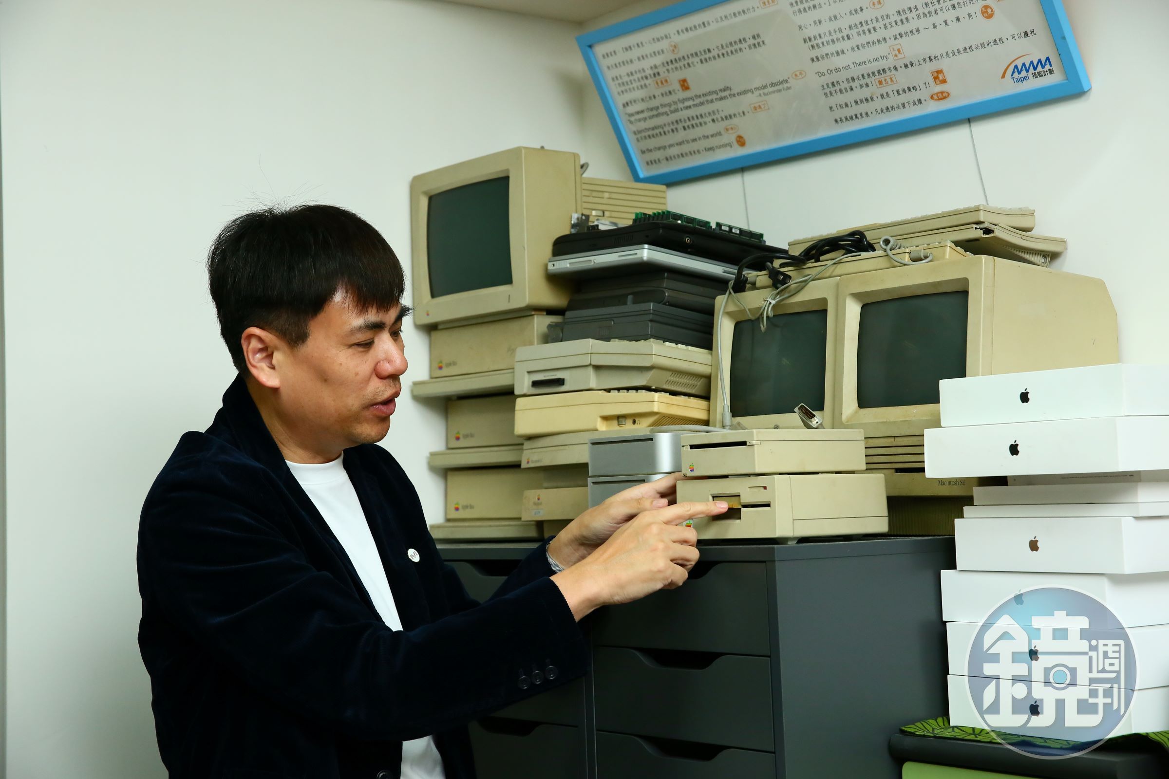 高中時代,陳良信為了破解AppleⅡ裡的遊戲,自學組合語言。而這些「老古董電腦」他還留著,感覺他這個人雖是數位科技人卻也很念舊、有溫度