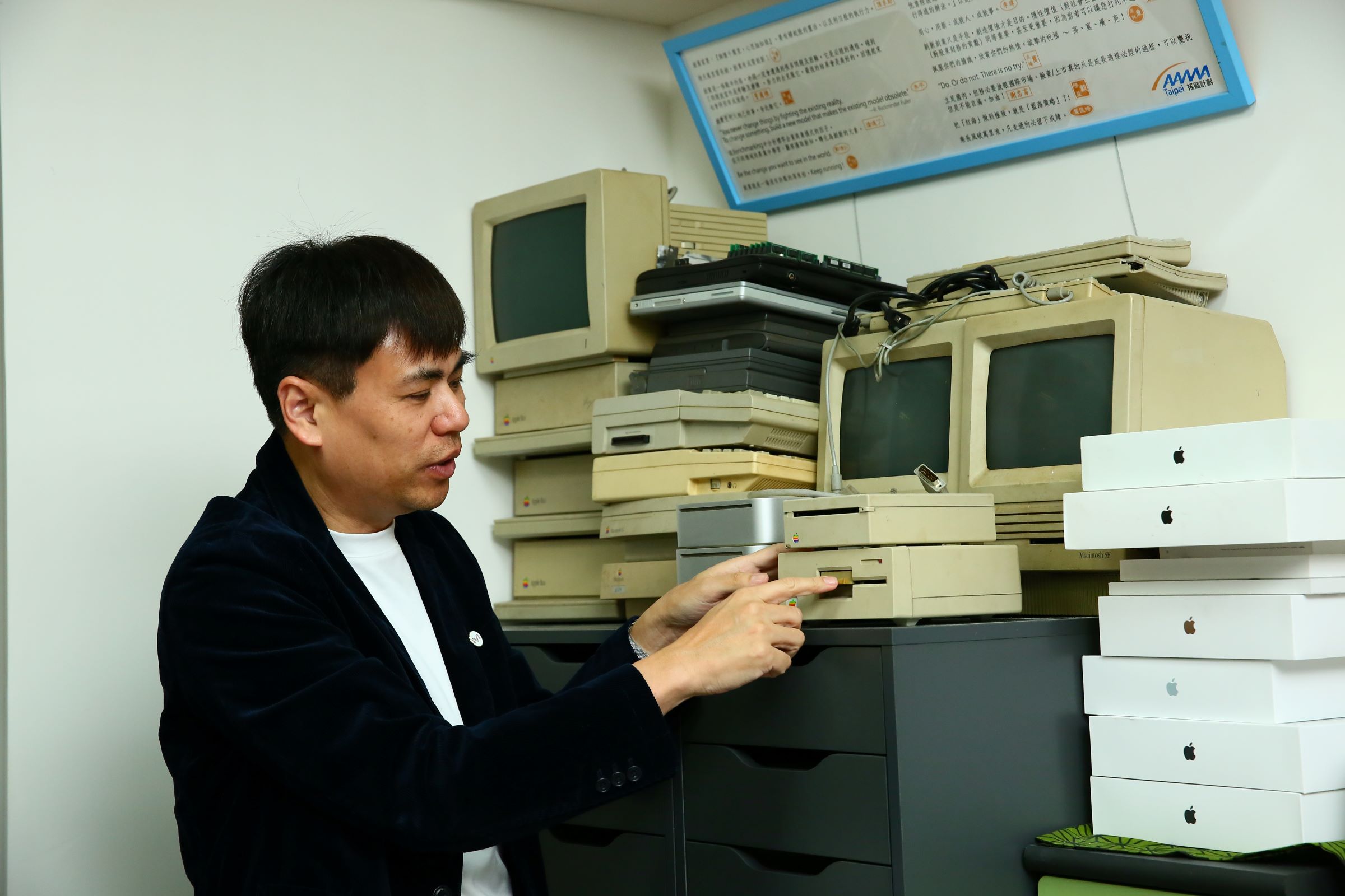 高中時代，陳良信為了破解AppleⅡ裡的遊戲，自學組合語言。而這些「老古董電腦」他還留著，感覺他這個人雖是數位科技人卻也很念舊、有溫度