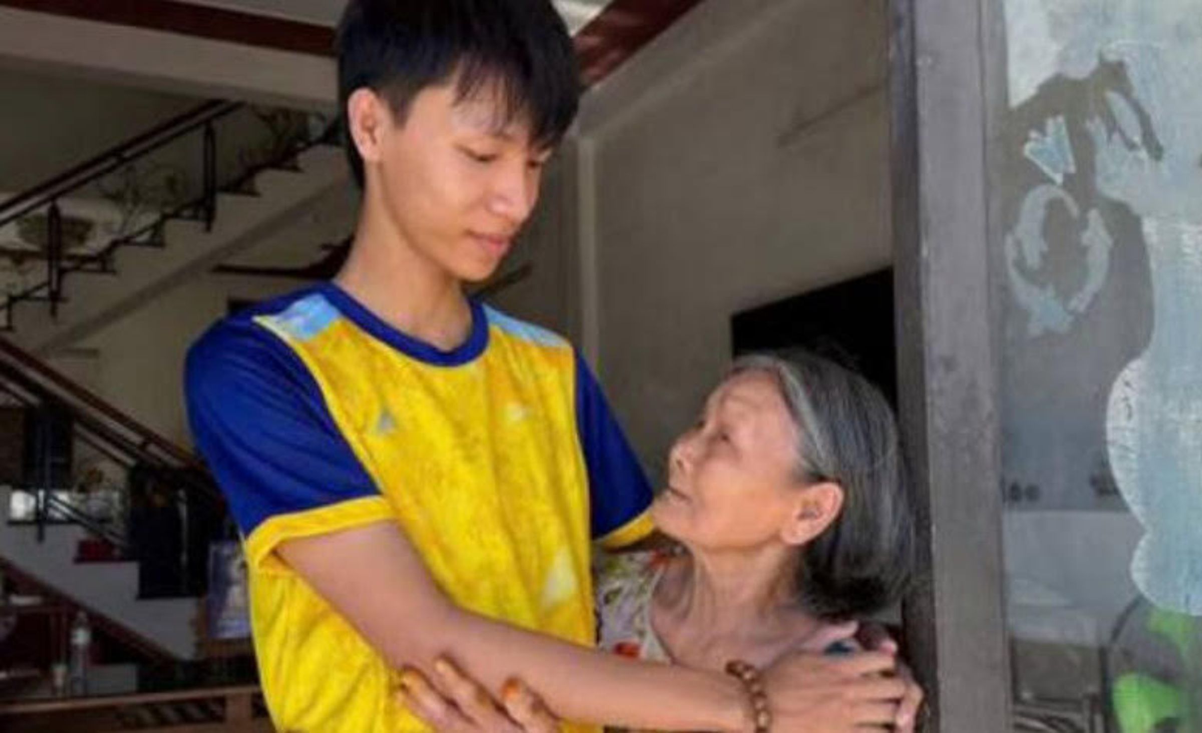 越南1名19歲大學生在父母雙亡後背下上百萬債務,且房子也被抵押,幸好銀行免除所有債務,讓他能保住遮風避雨的家。(翻攝自Tiền Phong)
