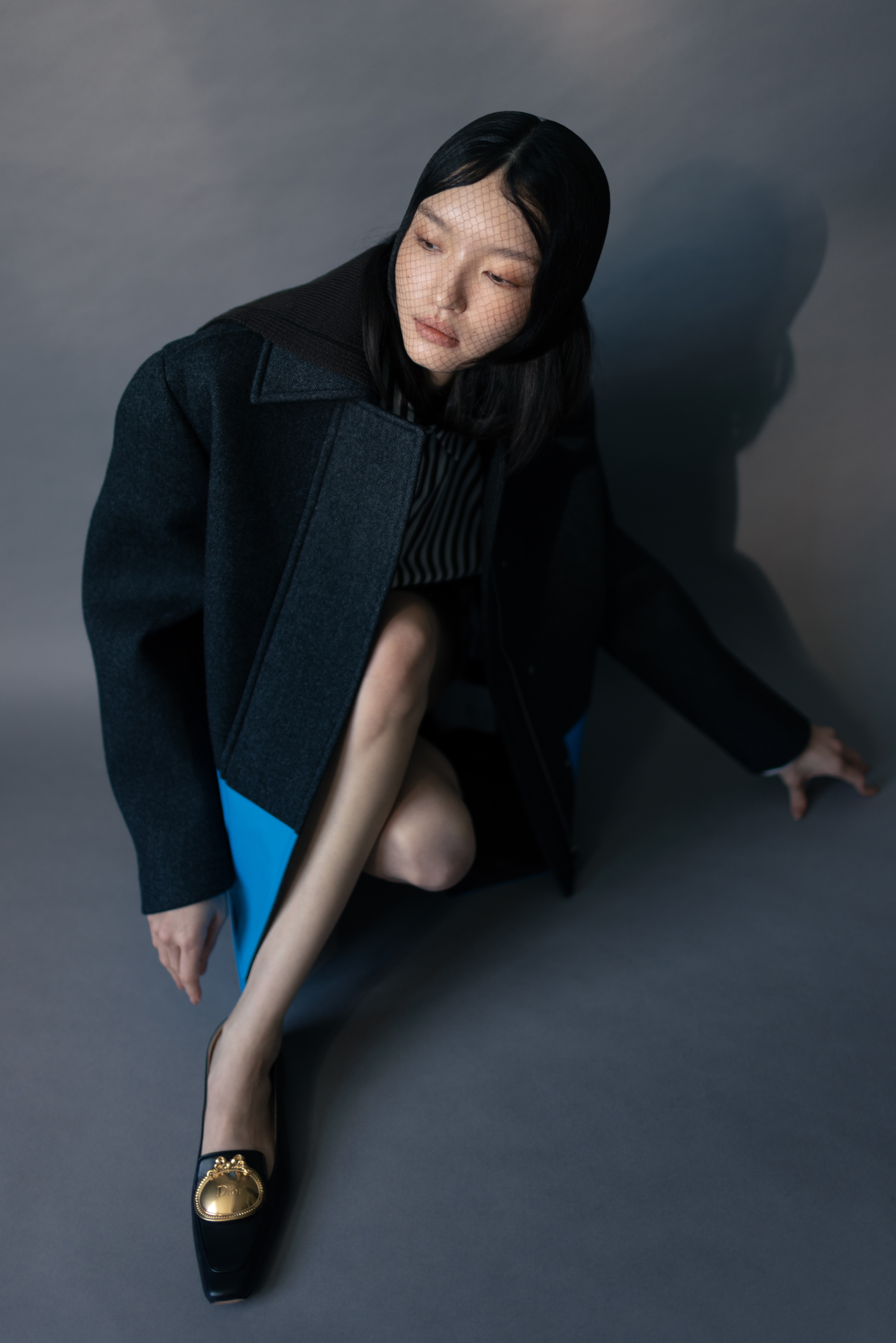 深灰色聚氨酯混羊毛大衣 NT$140,000 by LOEWE／白色拼咖啡色真絲混棉質襯衫 價格店洽 by LOEWE／Médaillon黑色樂福鞋 NT$48,000 by DIOR