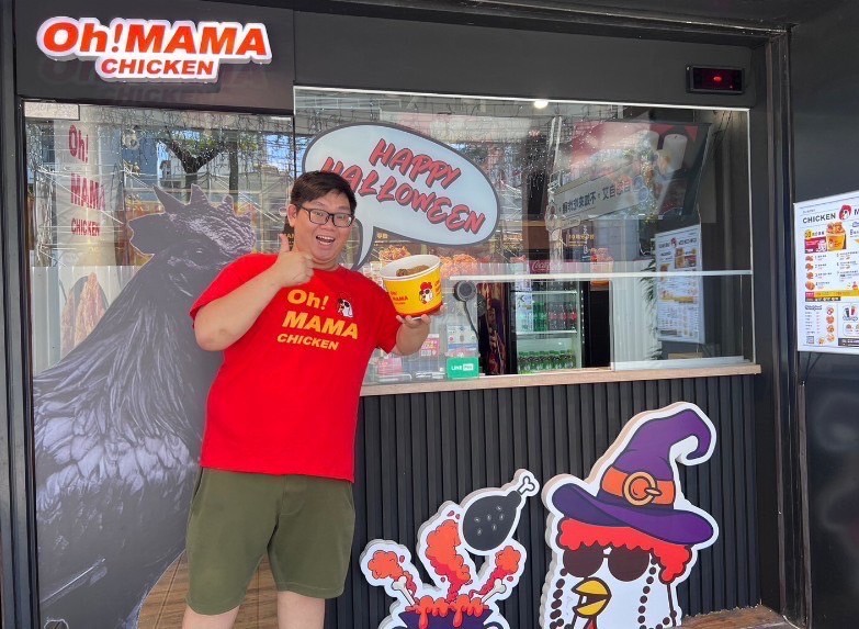 楊智淵與YT網紅阿晉合作美式炸雞Oh!MAMA CHICKEN。(楊智淵提供)
