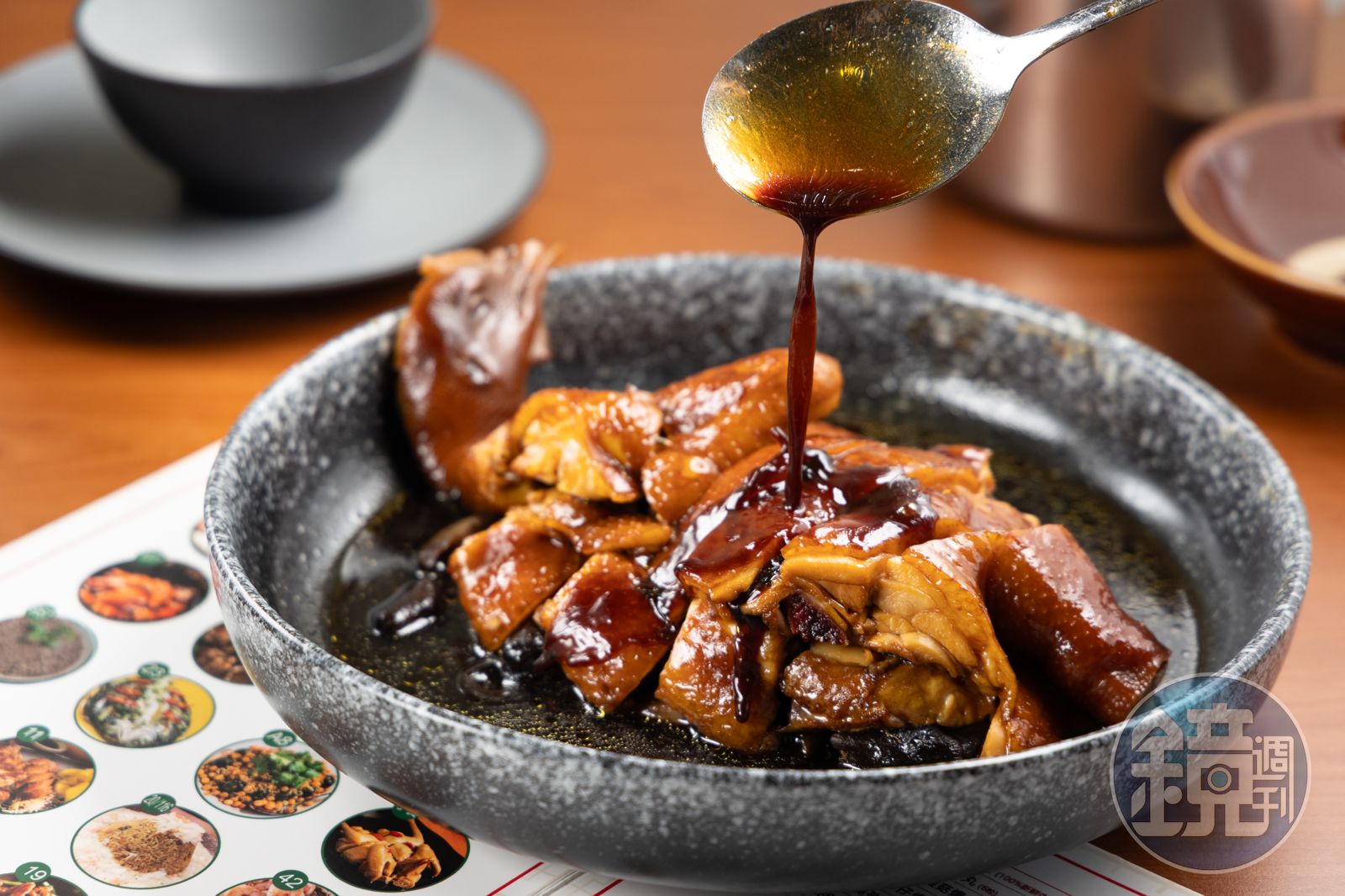 「萬字醬油雞」即叫即浸，以確保雞肉口感，上桌時能吃到最佳嫩度。（港幣208元／半隻，約NT$785）