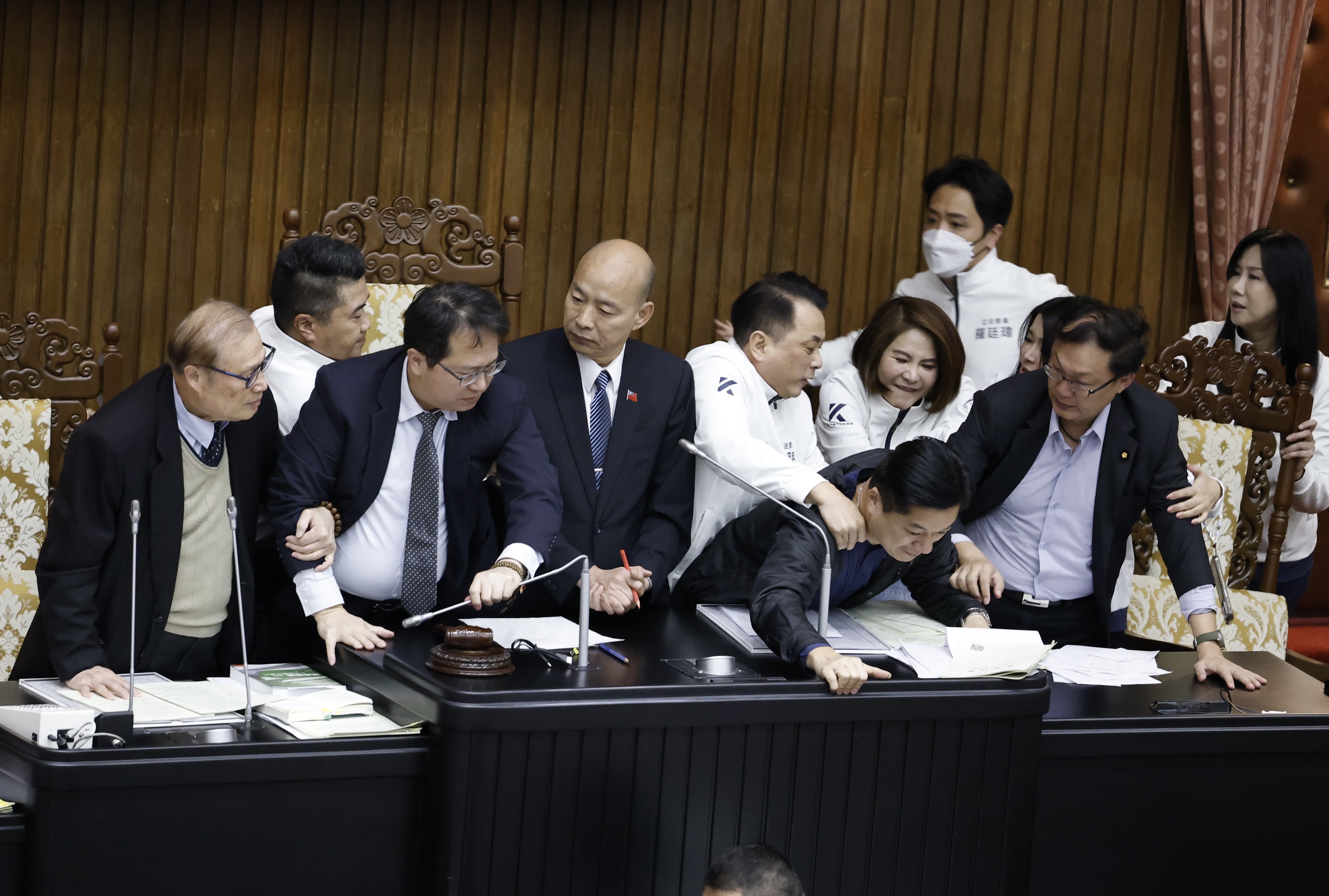 立法院今日未審查《選罷法》使朝野爆發肢體衝突。