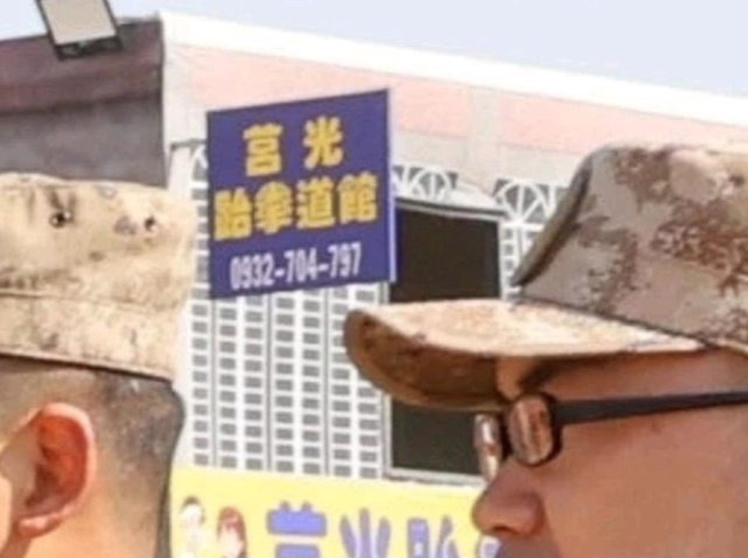 中國解放軍東部戰區訓練照,被眼尖網友發現是以台灣跆拳道館作為訓練。(翻攝PTT)